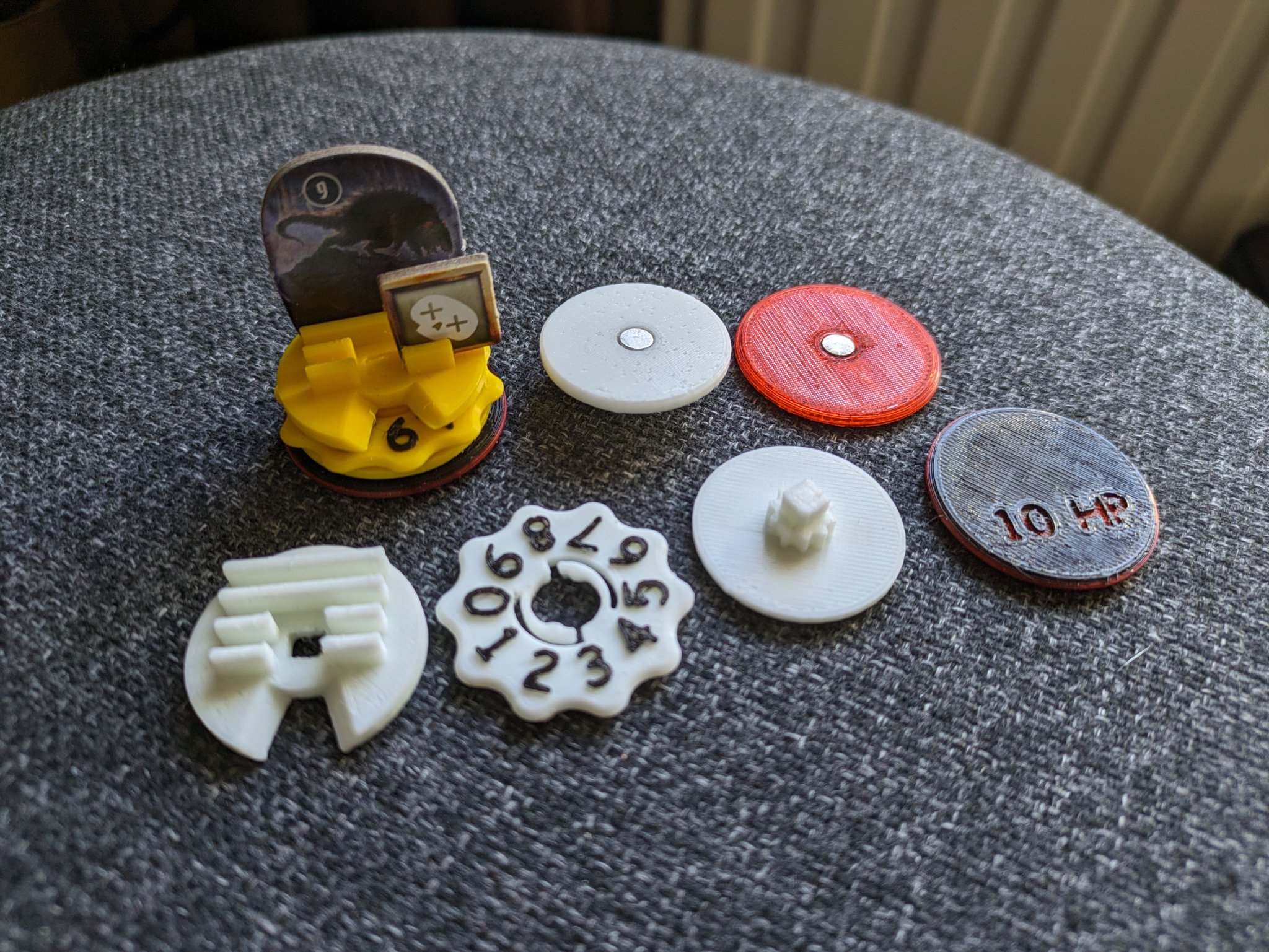 Giá đỡ quái vật Gloomhaven phong cách YA