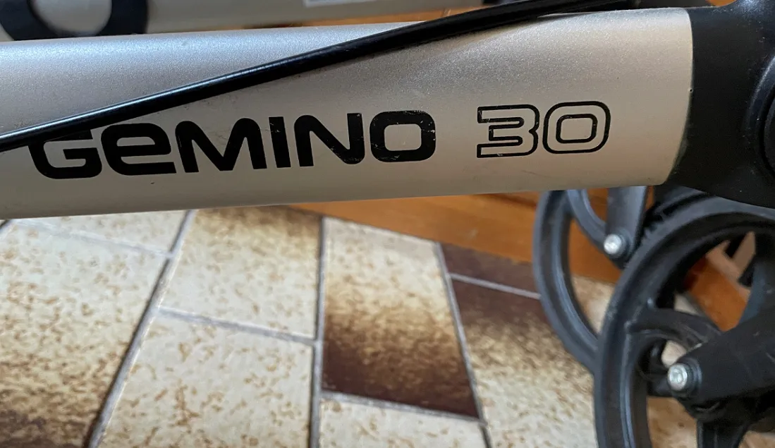 Cái móc hỗ trợ đi lại sửa chữa cho mẹ tôi