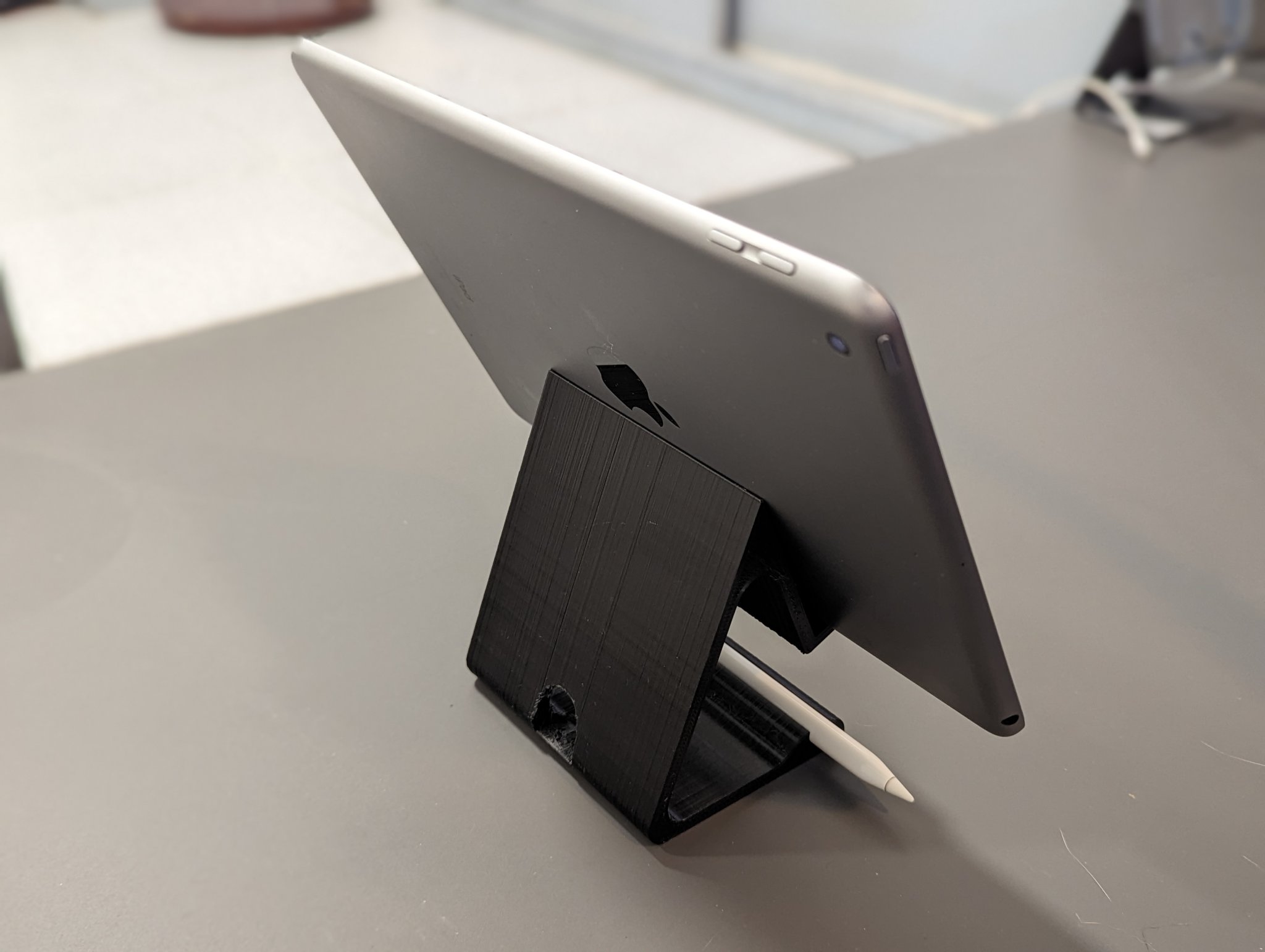 Giá đỡ iPad và bút Apple Pencil thế hệ đầu tiên