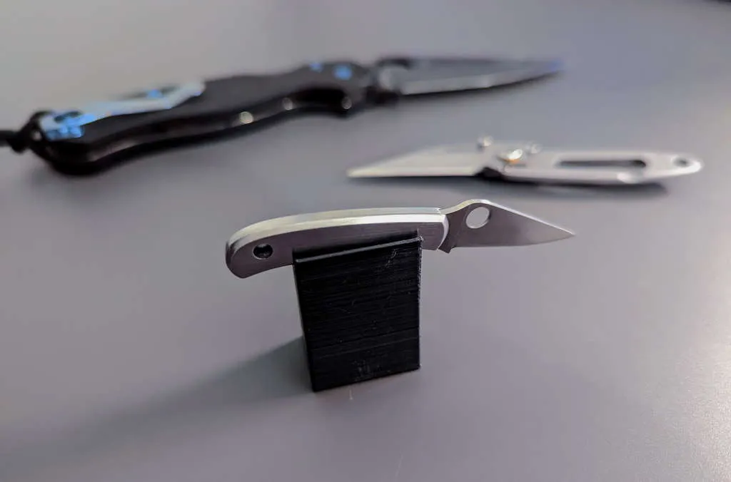 Giá đỡ cho những con dao nhỏ như CRKT Peck và Spyderco Bug