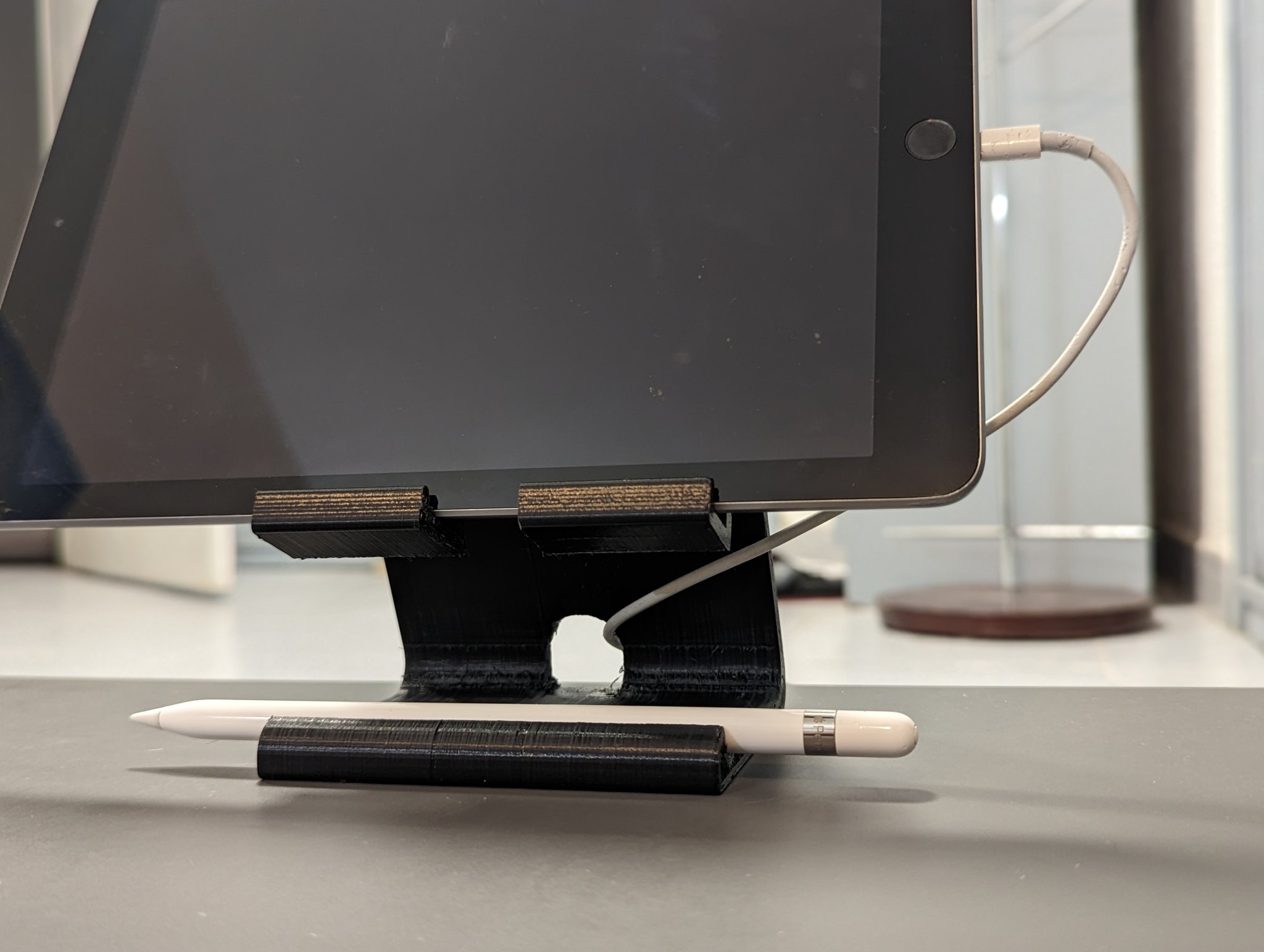 Giá đỡ iPad và bút Apple Pencil thế hệ đầu tiên