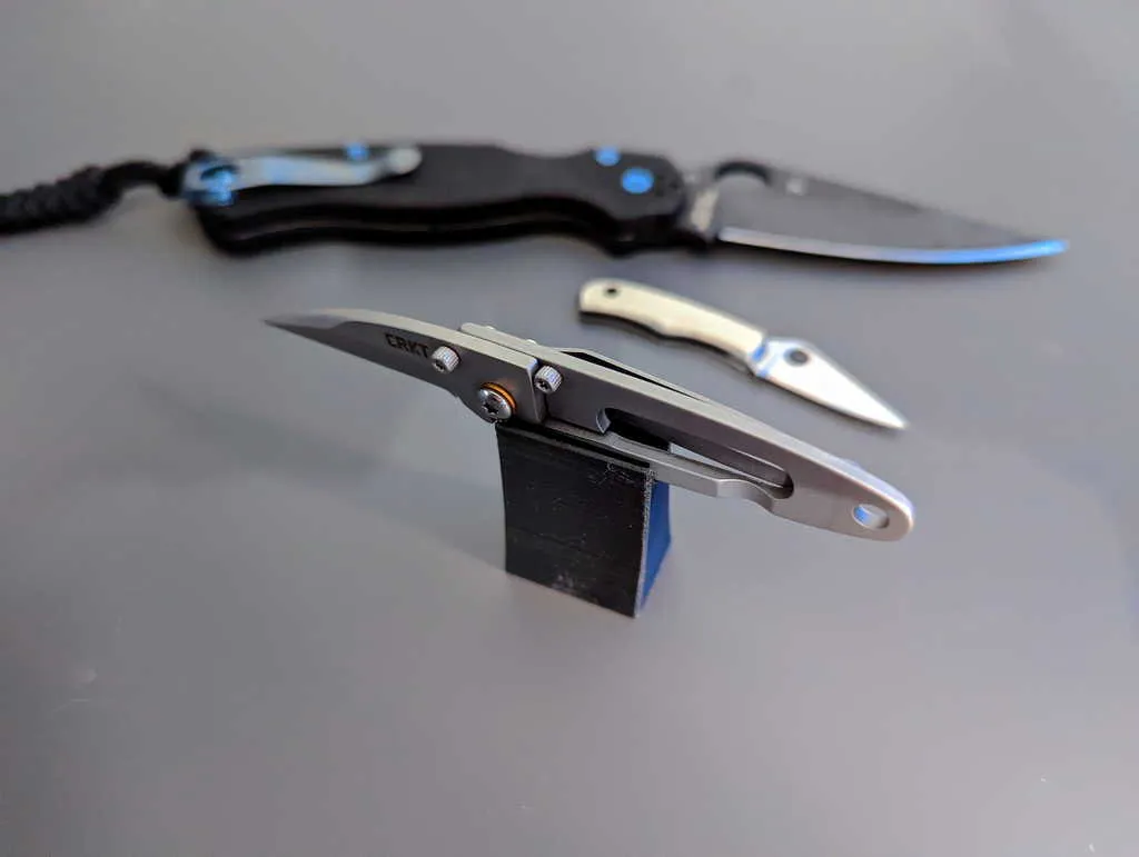 Giá đỡ cho những con dao nhỏ như CRKT Peck và Spyderco Bug