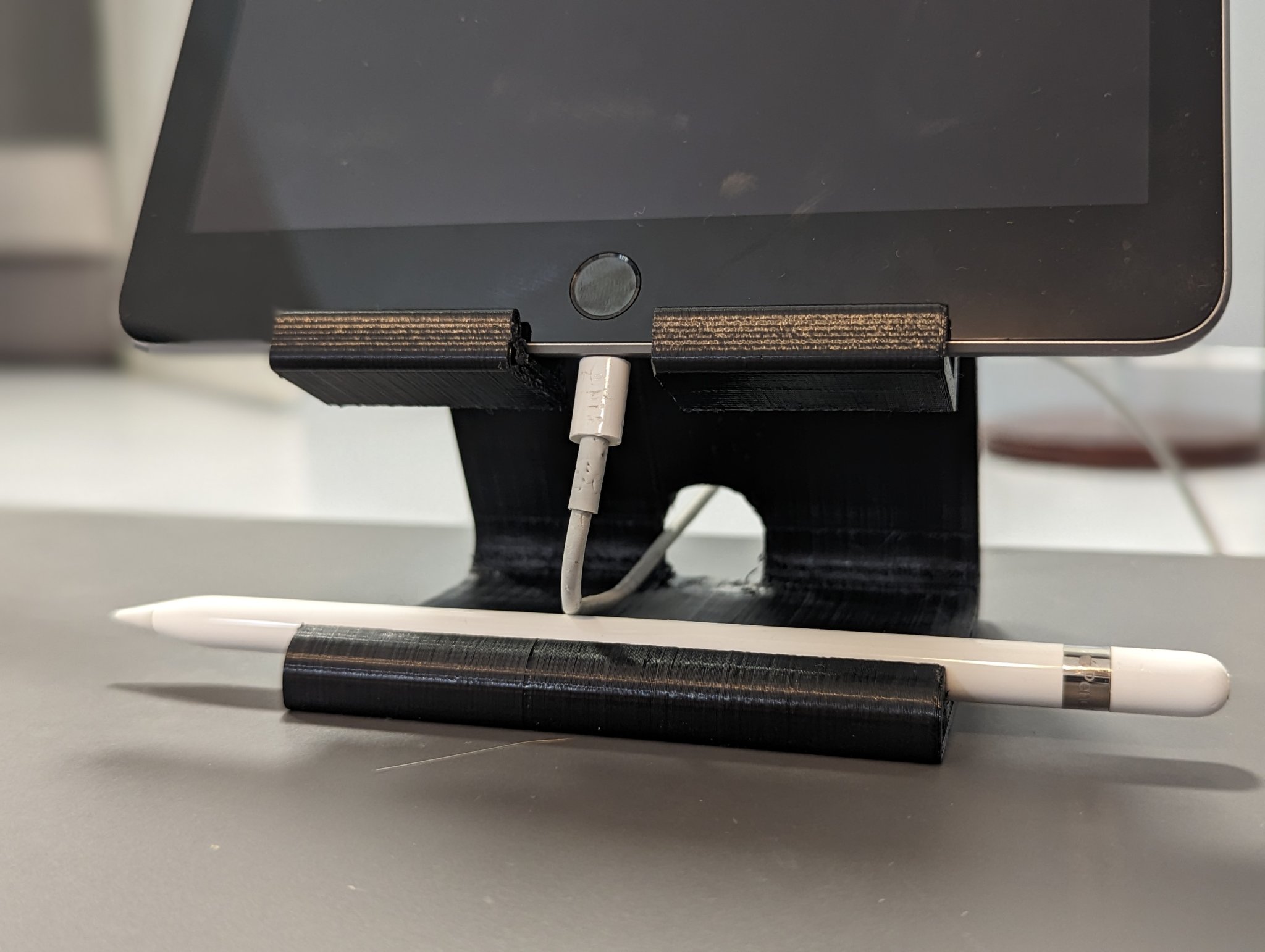 Giá đỡ iPad và bút Apple Pencil thế hệ đầu tiên