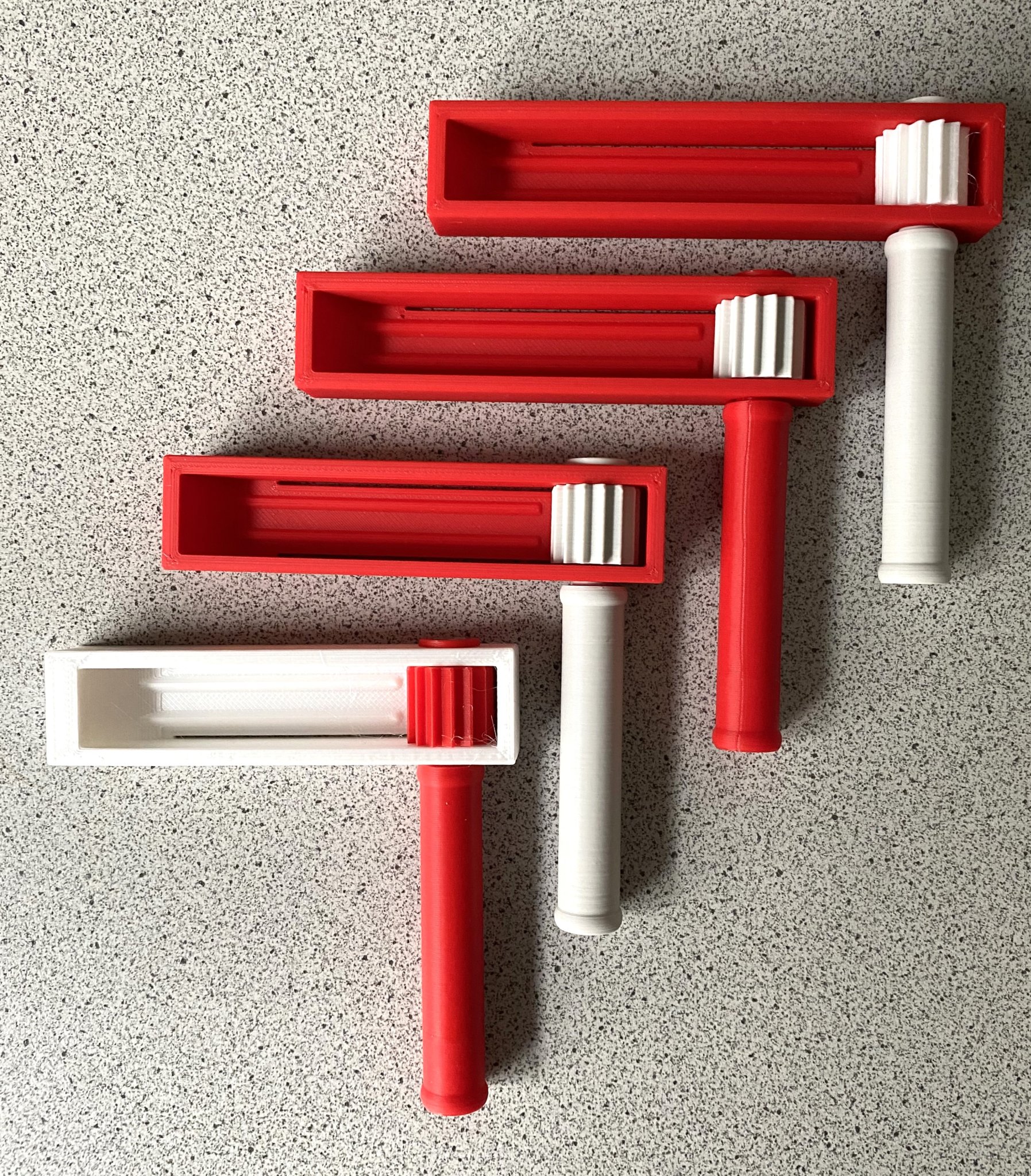 Đồ chơi lắc với âm thanh khác nhau và kích thước đa dạng