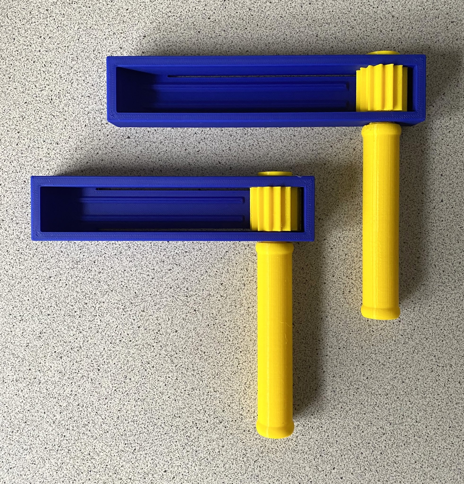 Đồ chơi lắc với âm thanh khác nhau và kích thước đa dạng