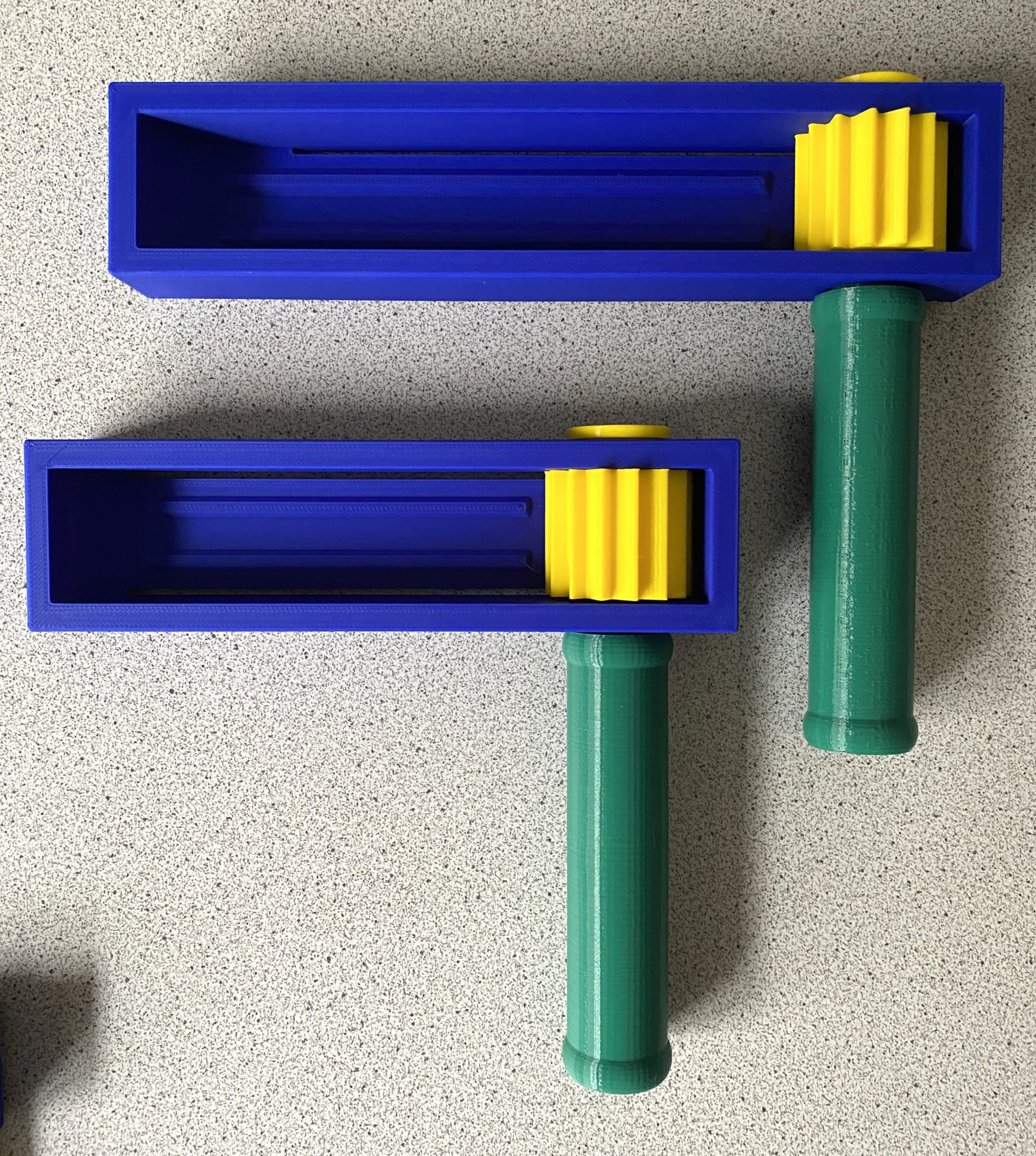 Đồ chơi lắc với âm thanh khác nhau và kích thước đa dạng