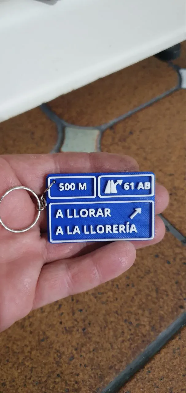 Móc khóa hình biển báo "A llorar a la lloreria