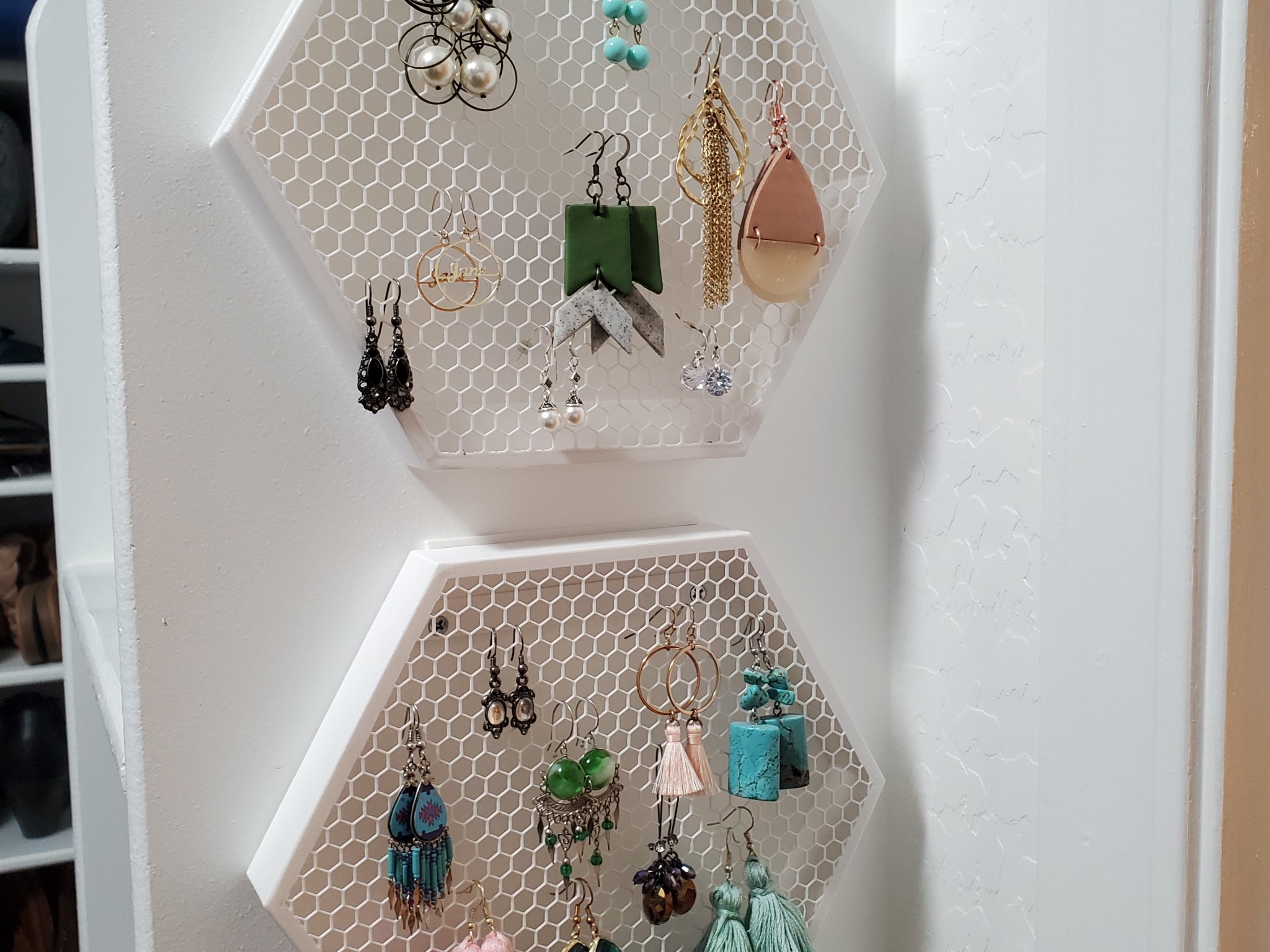 Giá đỡ hoa tai hình lục giác gắn tường