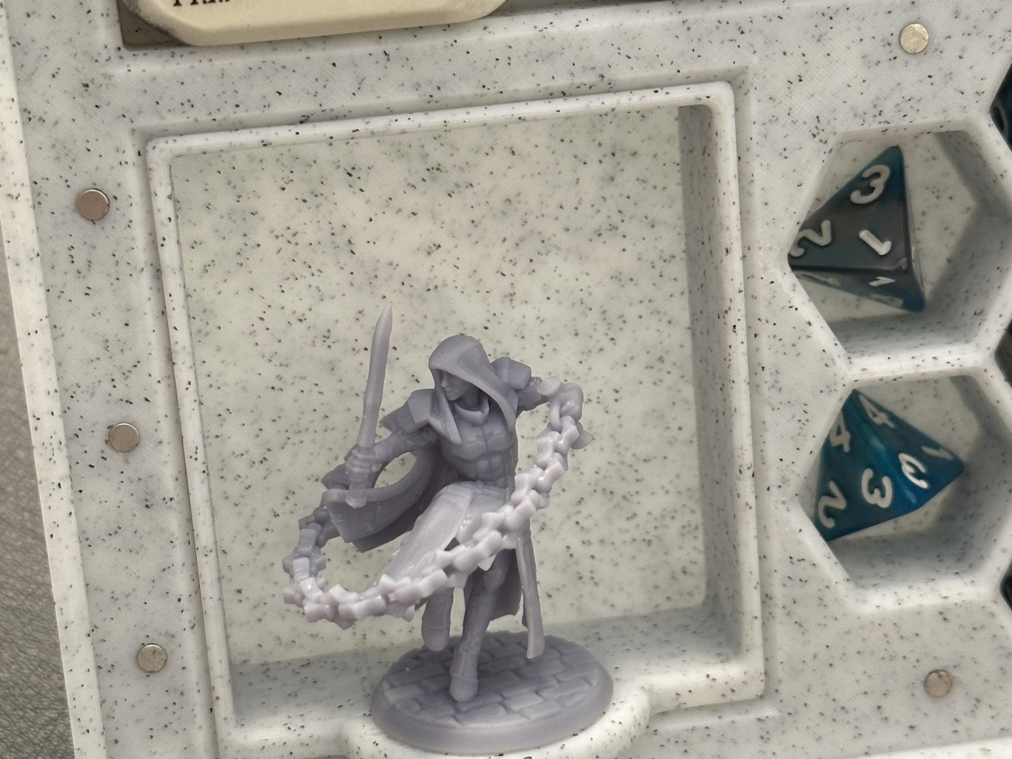 Khe từ tính cho nhân vật mini an toàn trong trò chơi