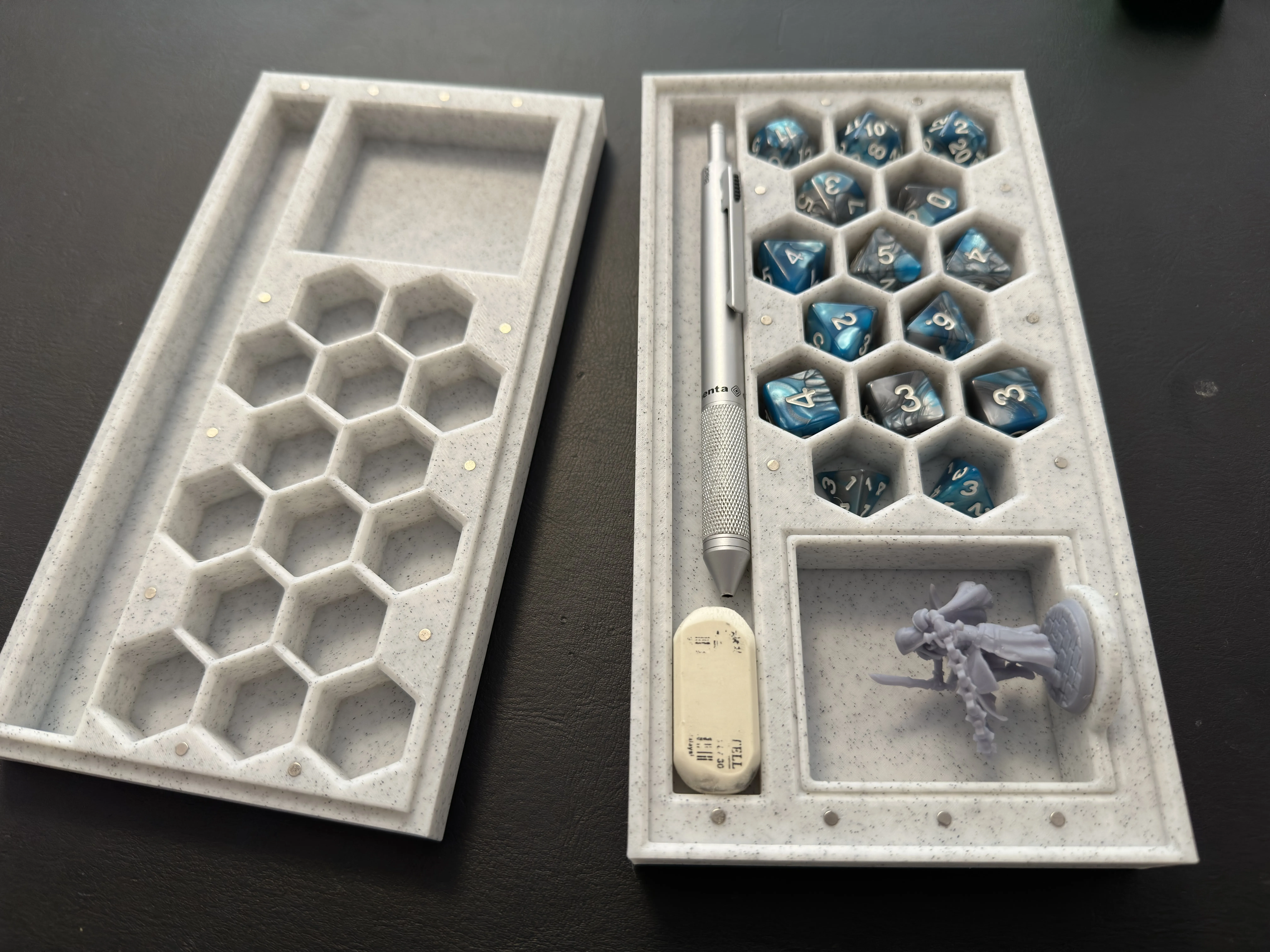 Khe từ tính cho nhân vật mini an toàn trong trò chơi