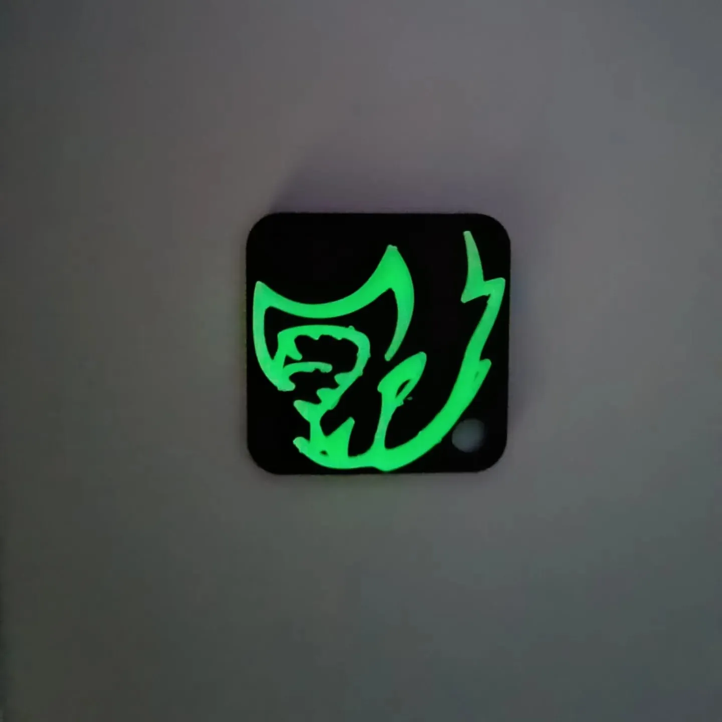 Móc chìa khóa với logo Hellcat