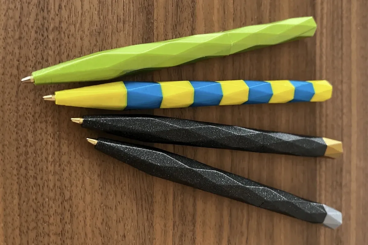 Bút 3D hình tam giác với 8 khối màu sắc khác nhau