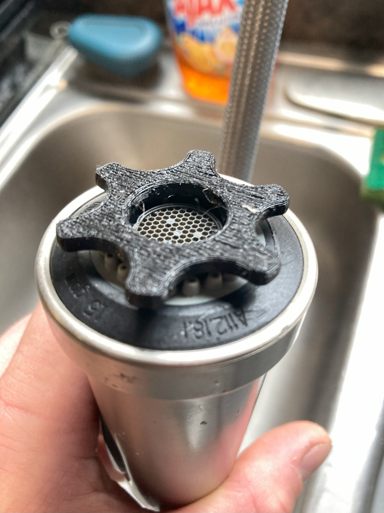 Công cụ tháo đầu phun vòi nước Moen để vệ sinh bộ lọc