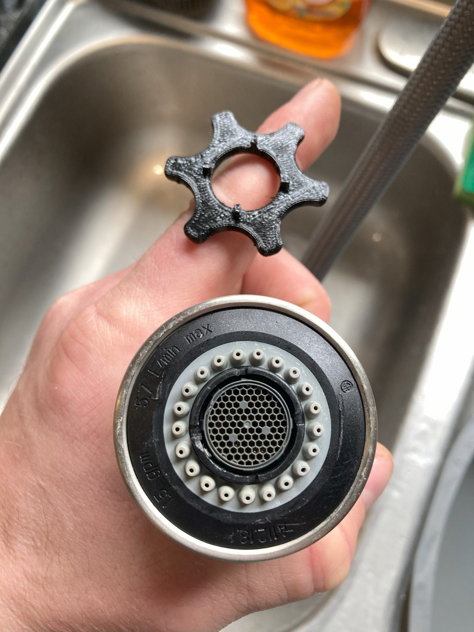 Công cụ tháo đầu phun vòi nước Moen để vệ sinh bộ lọc