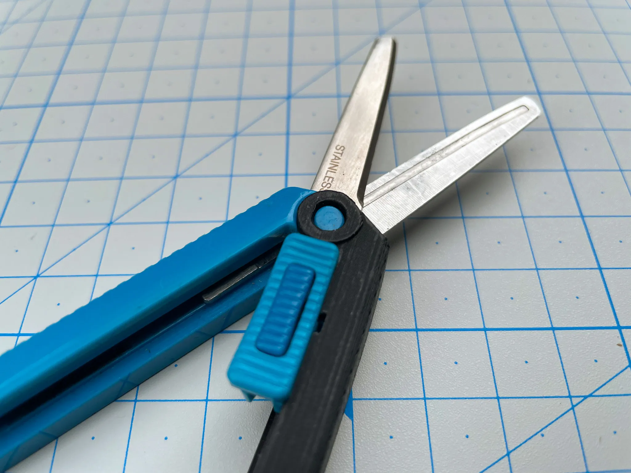 Thay thế tay cầm bên phải cho kéo MIDORI Compact