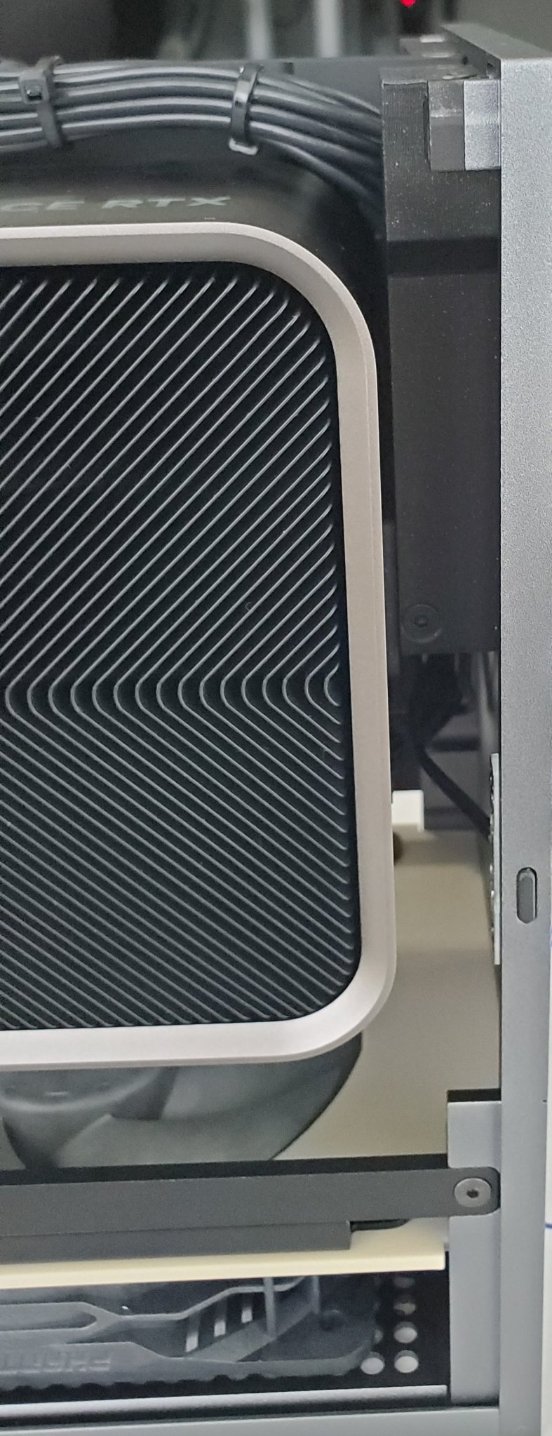 Giá đỡ chống cong cho RTX 4080/4090 trong thùng FormD T1 v2