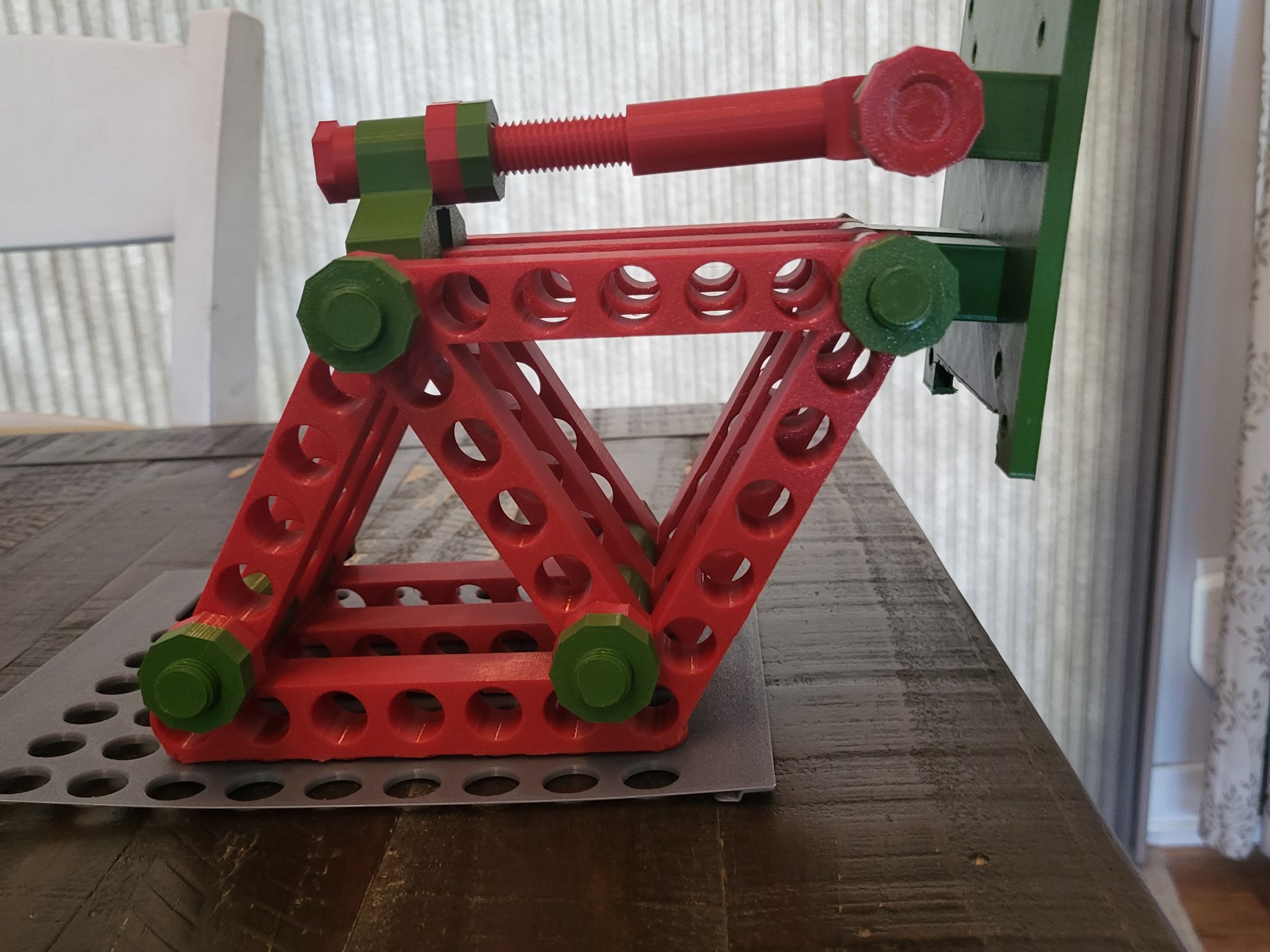 Giá đỡ màn hình điều chỉnh Qube 500 cho bàn làm việc gọn gàng