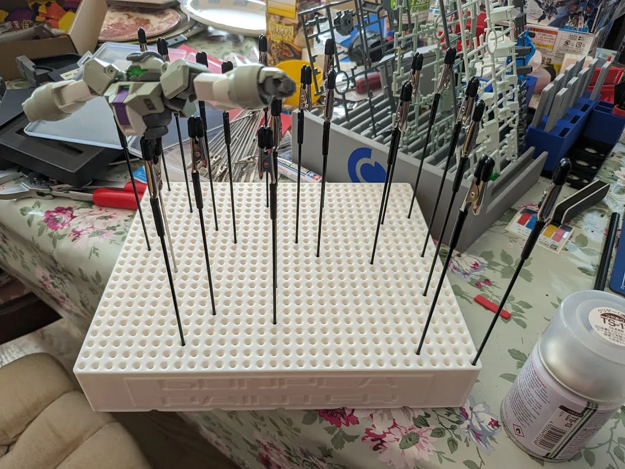 Giá đỡ bút vẽ Gunpla trên nền tảng Gridfinity Refined