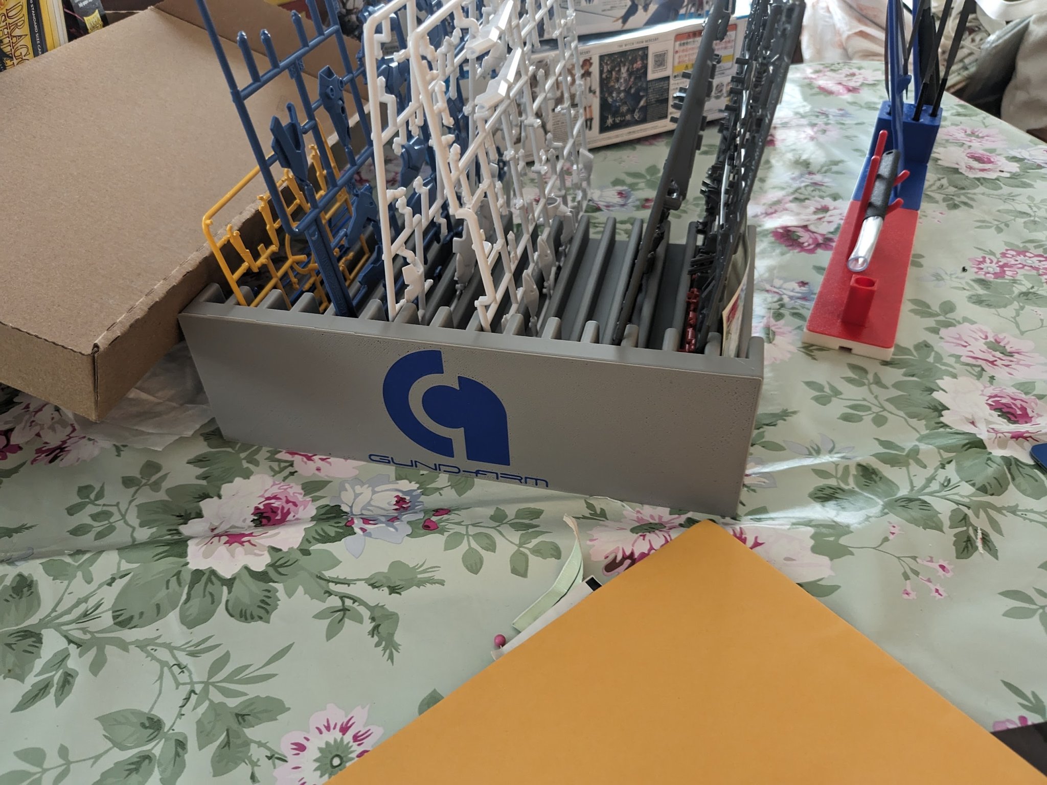 Giá đỡ Gunpla có logo GUND-ARM tích hợp