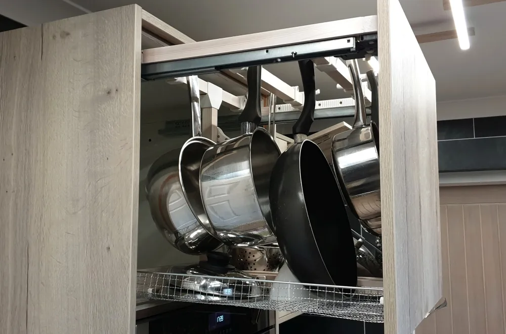 Giá đỡ dụng cụ bếp tích hợp cho nồi và chảo