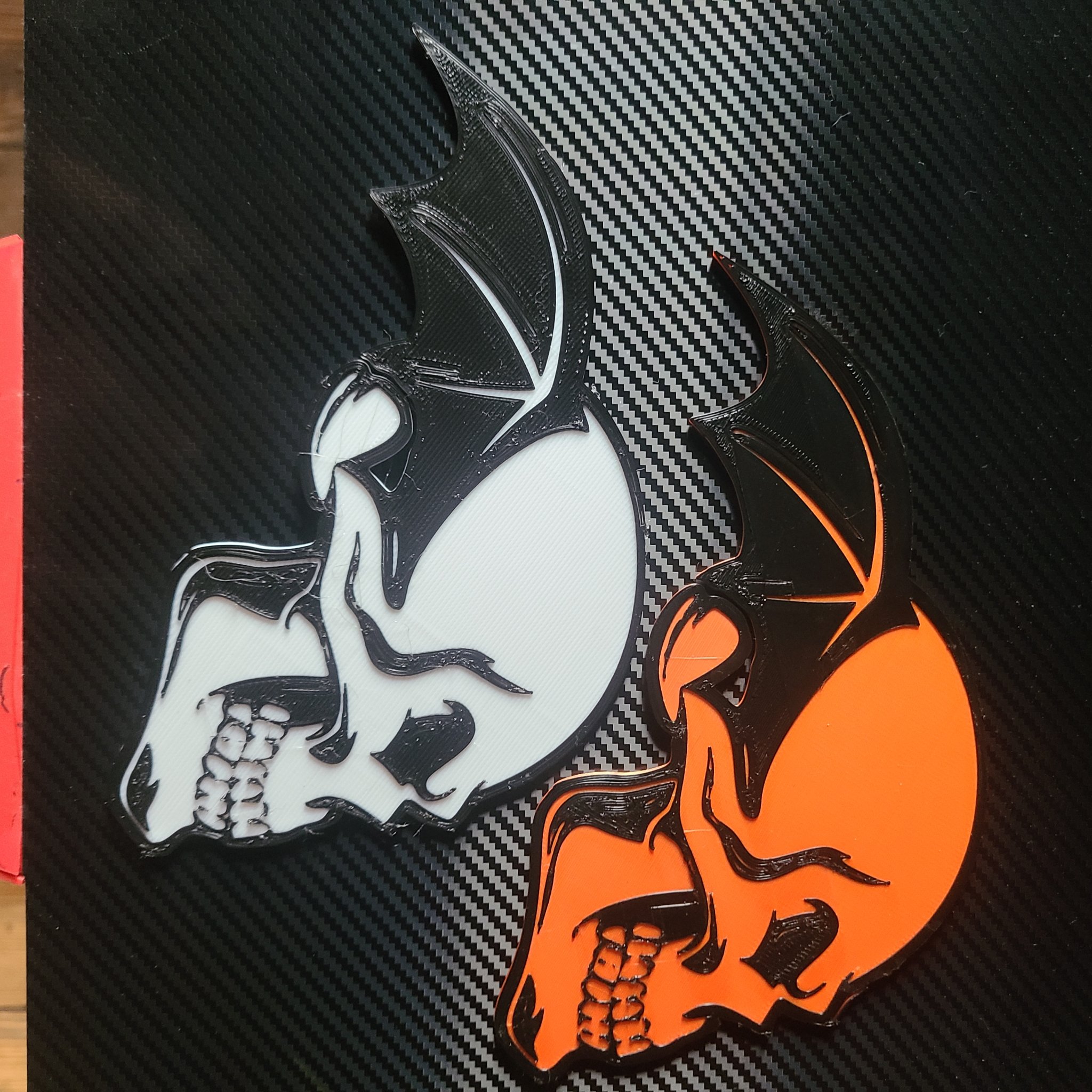 Biểu tượng Deathbat hai màu in nổi từ Avenged Sevenfold