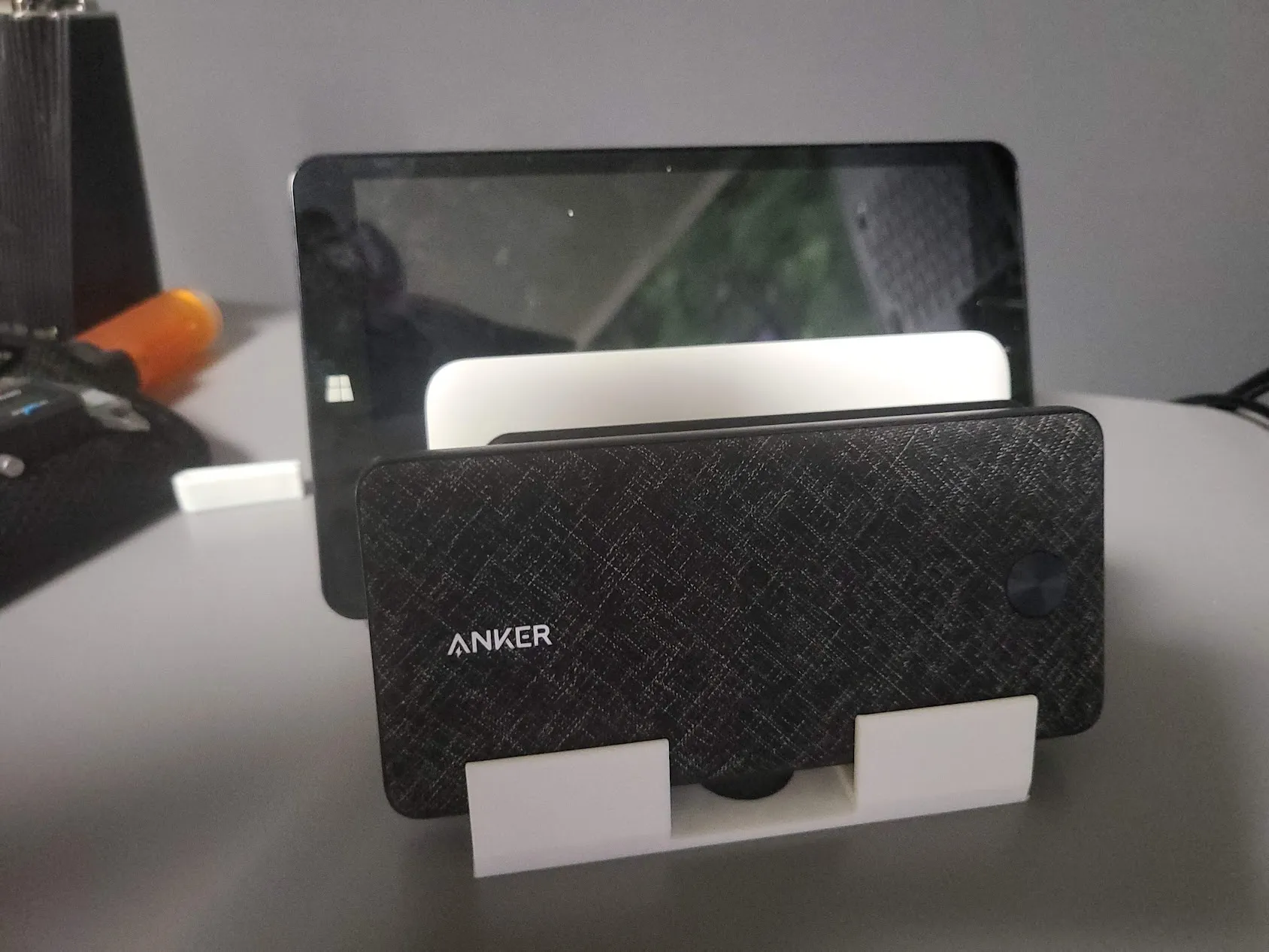 Giá đỡ điện thoại, máy tính bảng và pin sạc đa năng