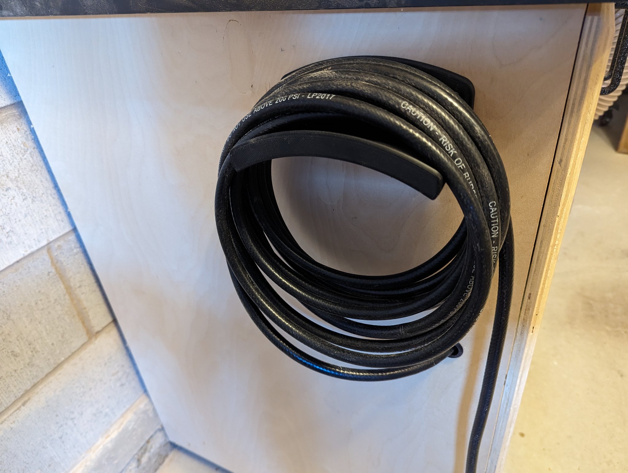 Giá treo ống hơi nén gắn tường chắc chắn và đơn giản