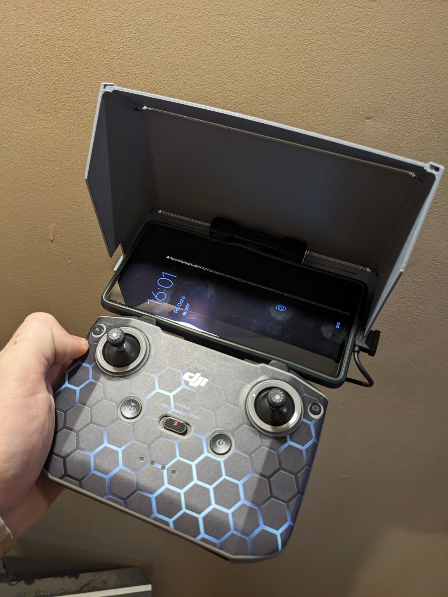 Tấm che nắng cho điều khiển DJI khi sử dụng điện thoại