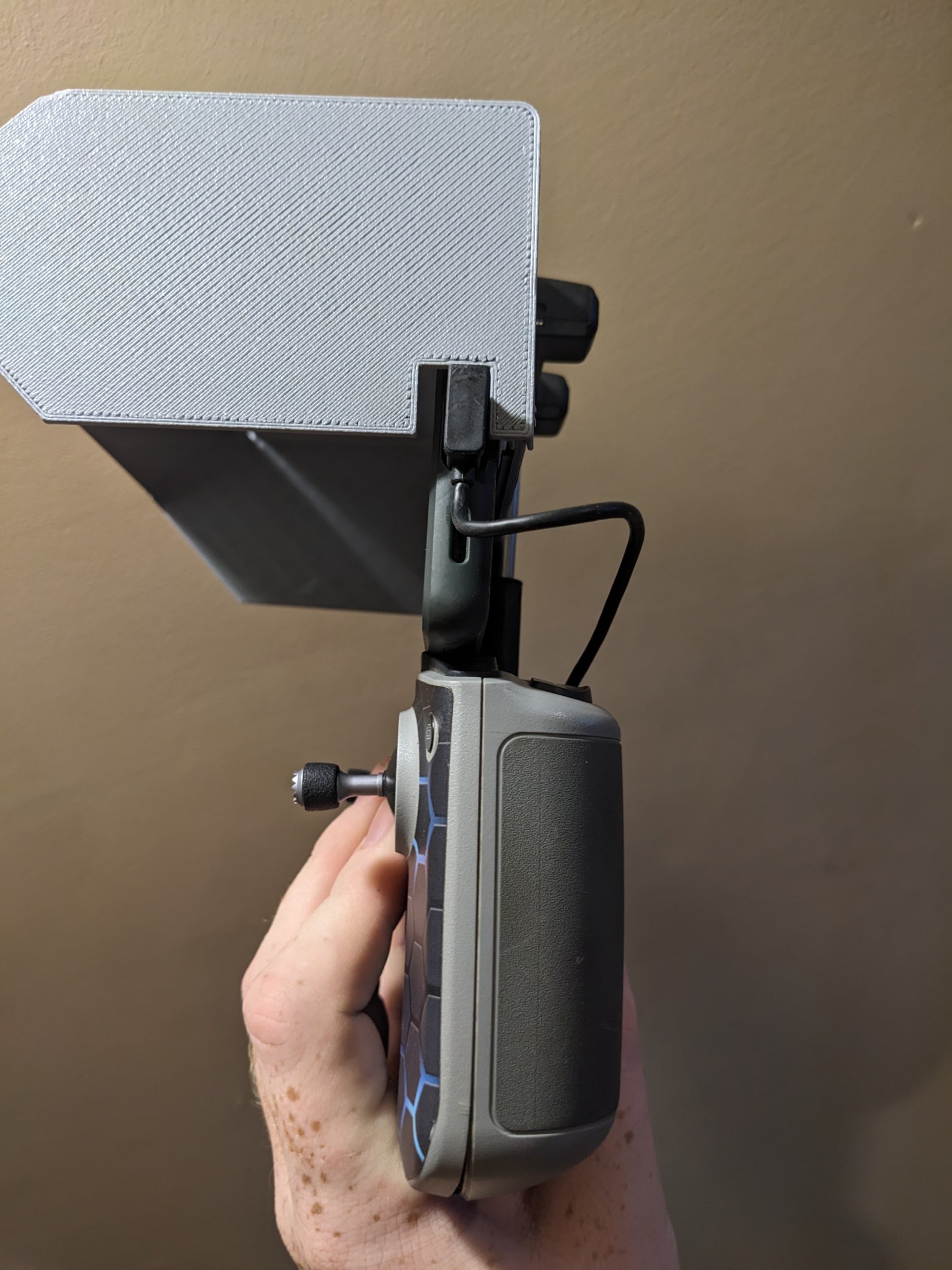 Tấm che nắng cho điều khiển DJI khi sử dụng điện thoại