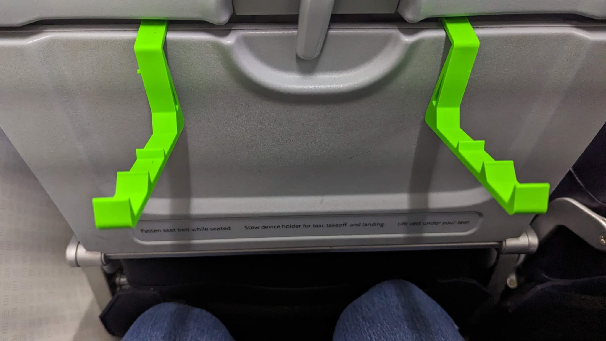 Giá đỡ thiết bị gắn vào bàn ăn trên máy bay