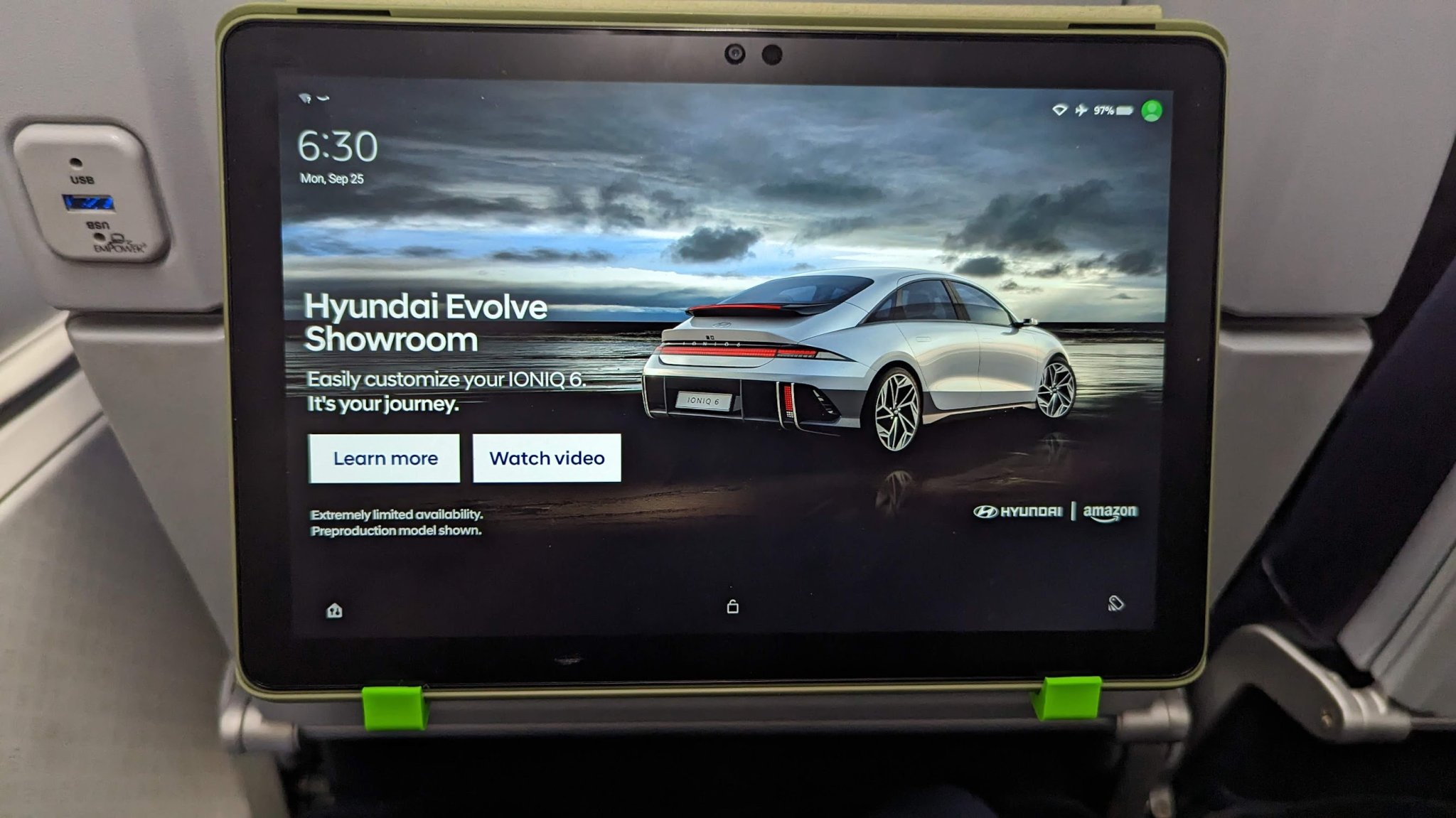 Giá đỡ thiết bị gắn vào bàn ăn trên máy bay