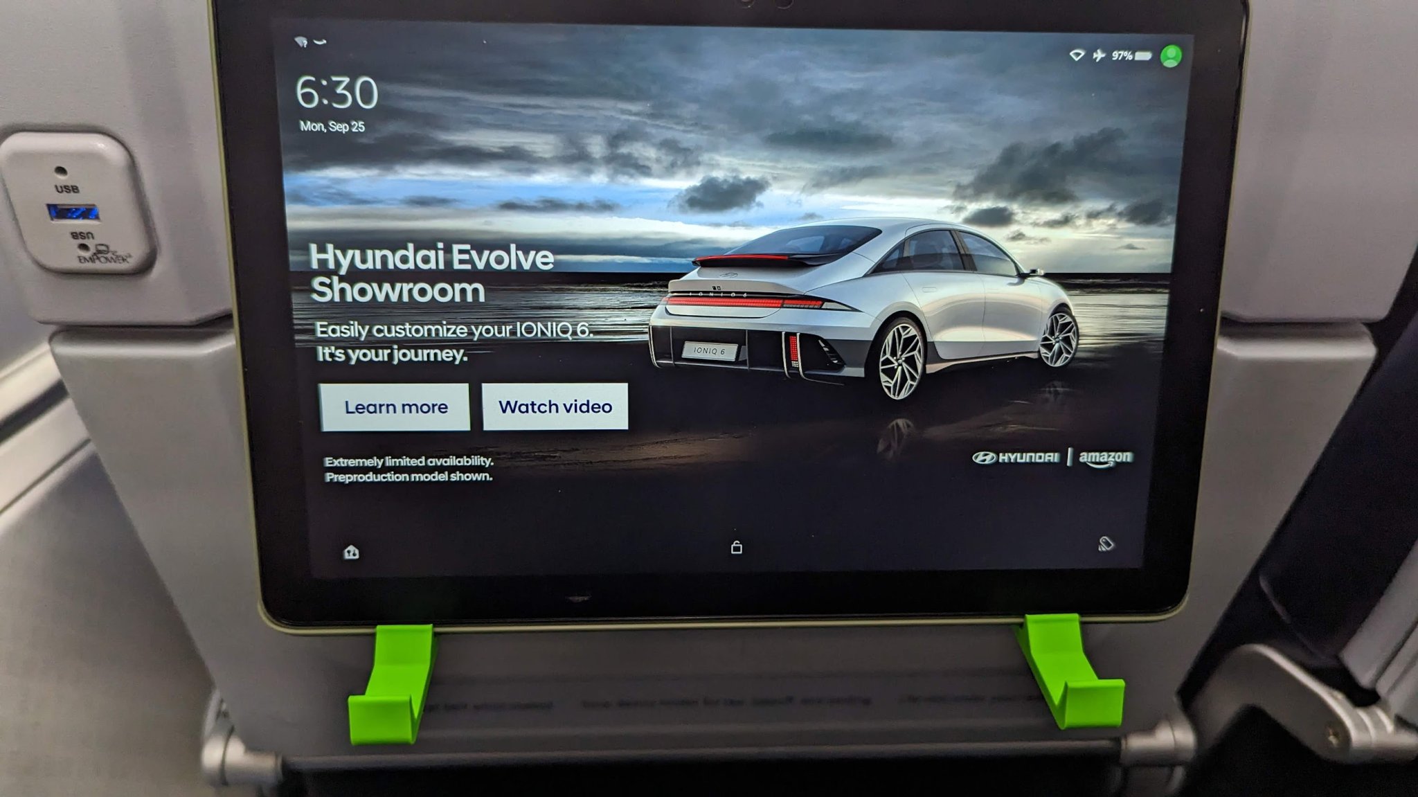 Giá đỡ thiết bị gắn vào bàn ăn trên máy bay