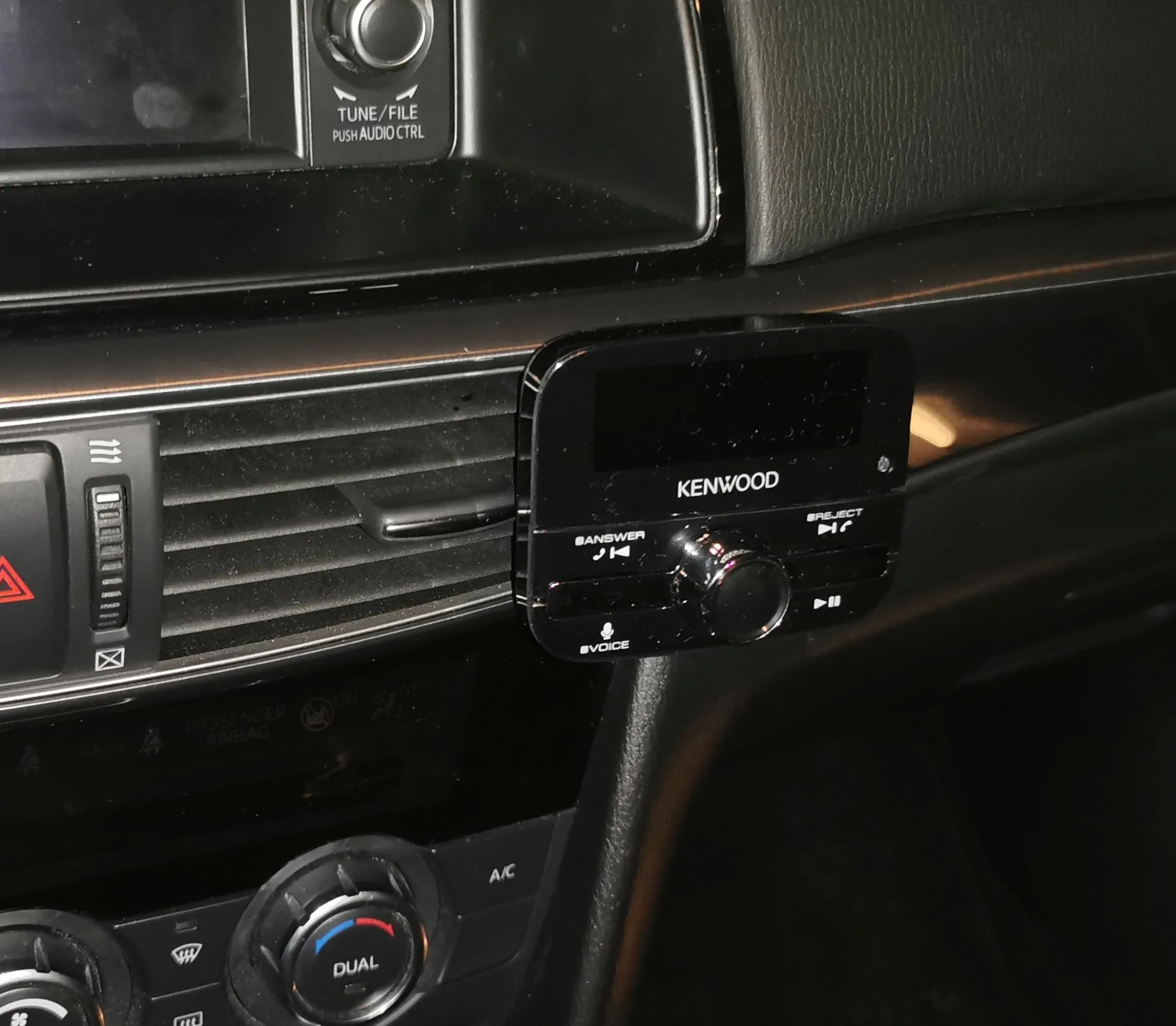 Giá đỡ điều khiển từ xa cho bộ thu radio DAB trên Mazda 6
