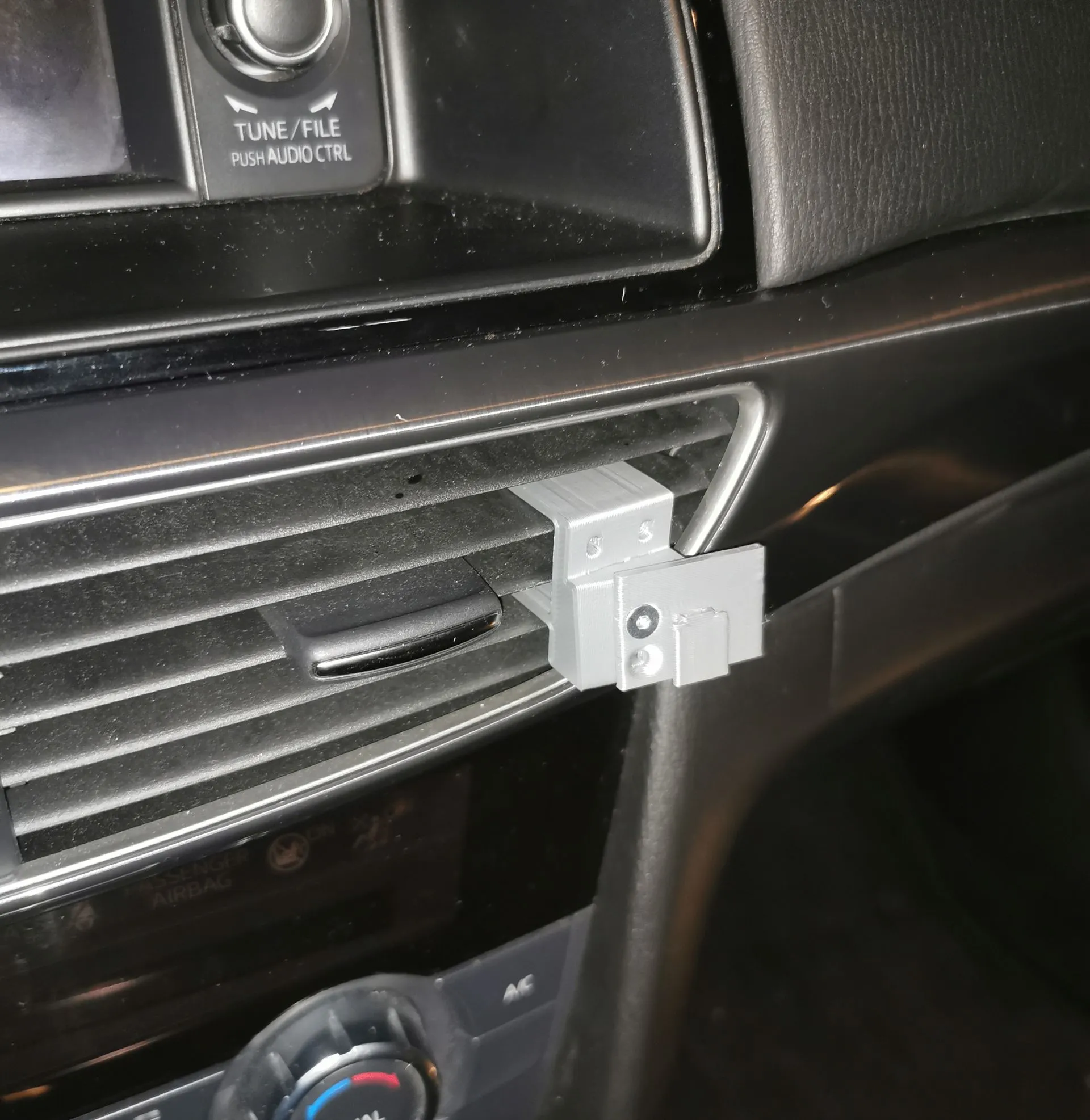 Giá đỡ điều khiển từ xa cho bộ thu radio DAB trên Mazda 6