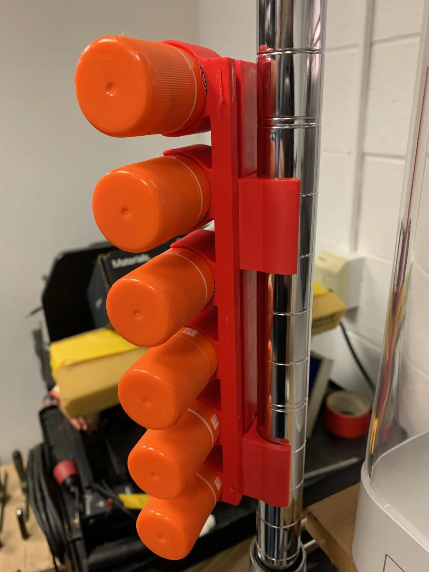 Giá đỡ cho 6 que keo dán trên kệ Wire Rack