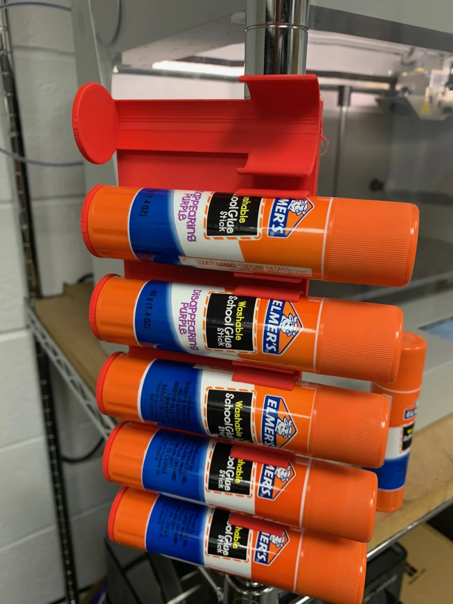 Giá đỡ cho 6 que keo dán trên kệ Wire Rack