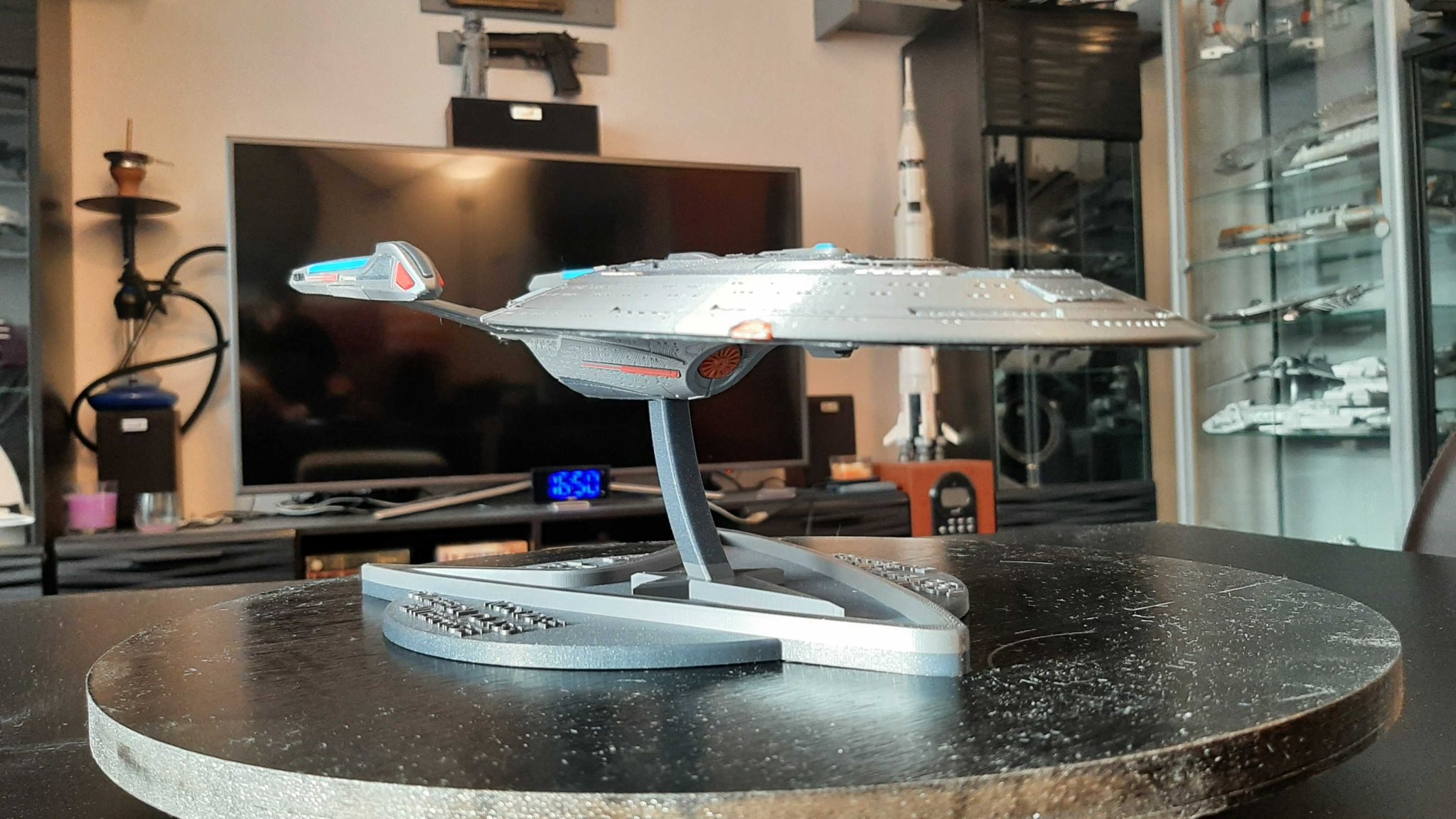 Mô hình tàu USS Enterprise-E lớp Sovereign từ Star Trek