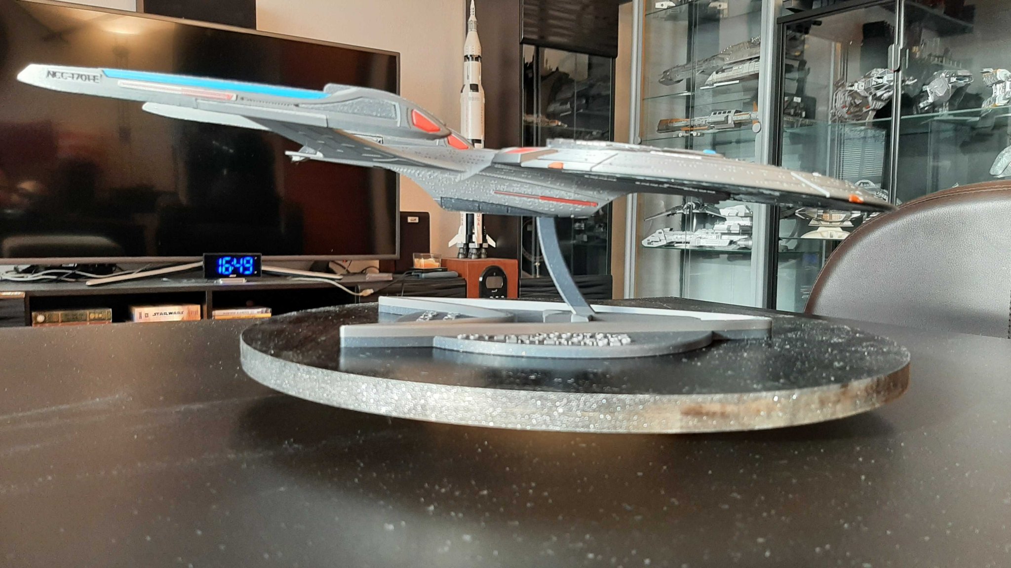Mô hình tàu USS Enterprise-E lớp Sovereign từ Star Trek