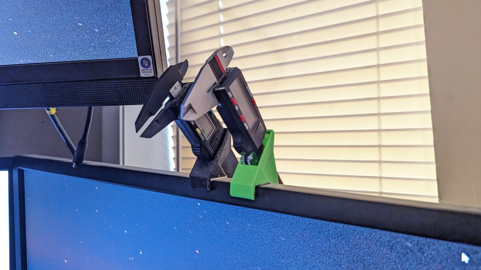 Giá đỡ caliper trên màn hình máy tính