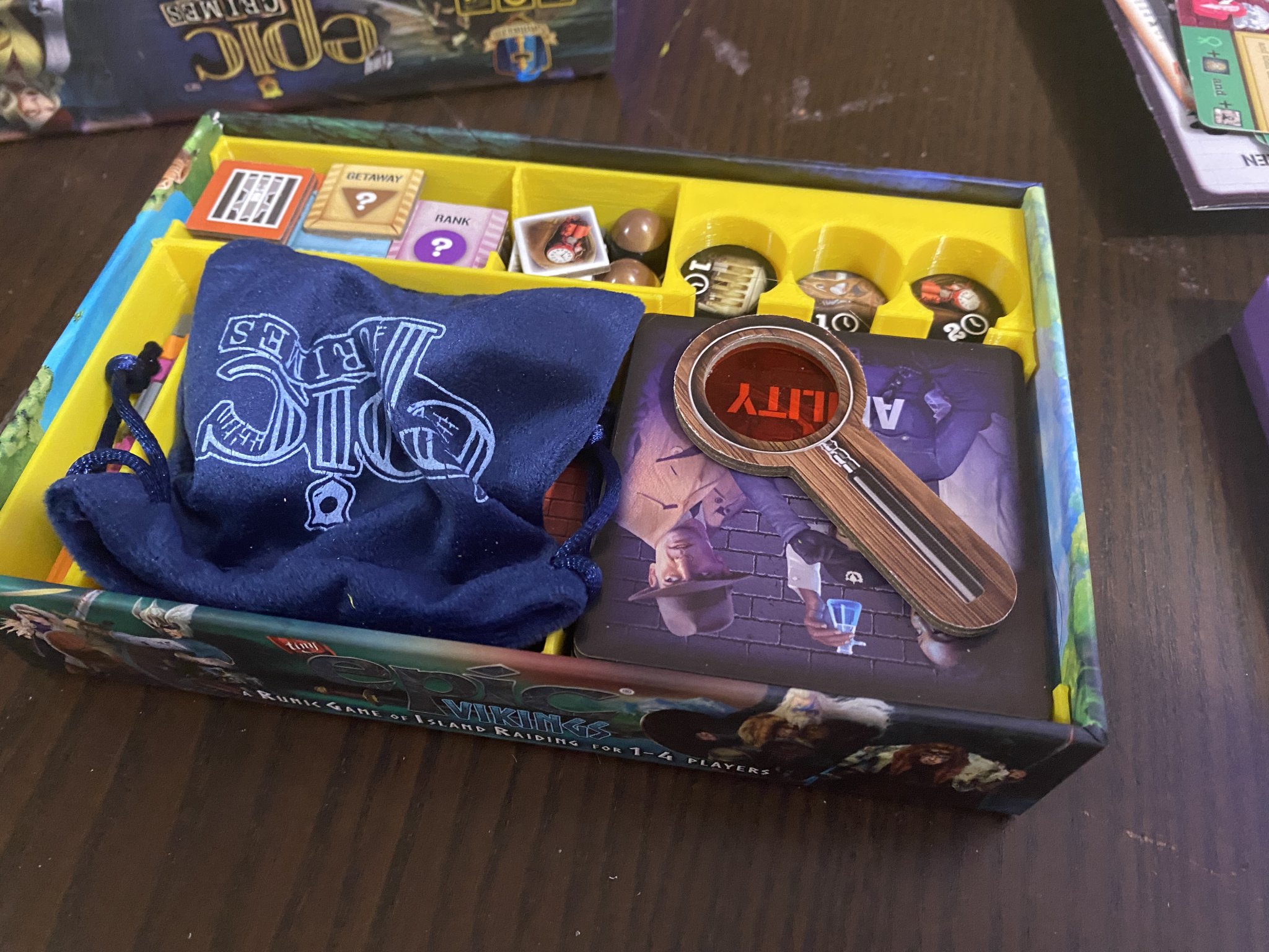 Bộ giá đỡ lưu trữ cho trò chơi Tiny Epic Crimes