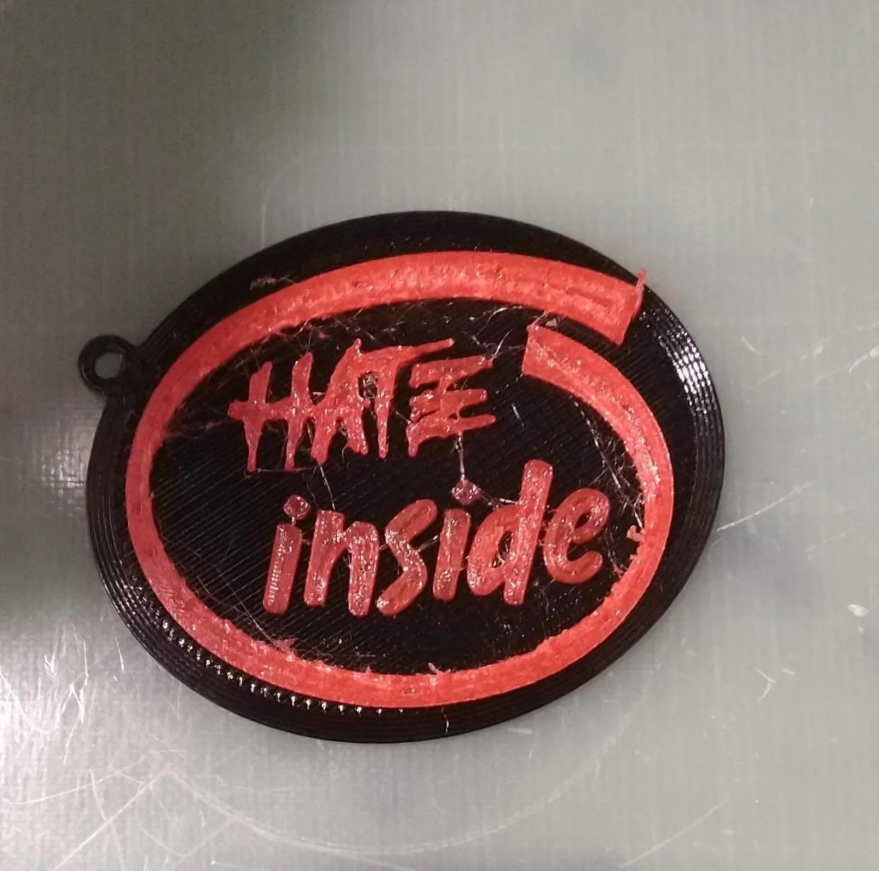 Chìa khóa với thông điệp 'HATE' bên trong