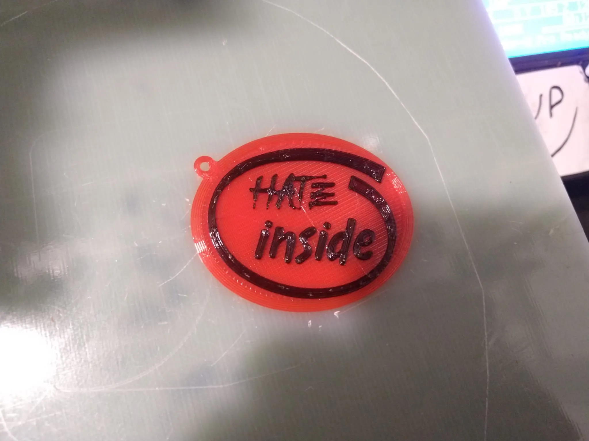 Chìa khóa với thông điệp 'HATE' bên trong