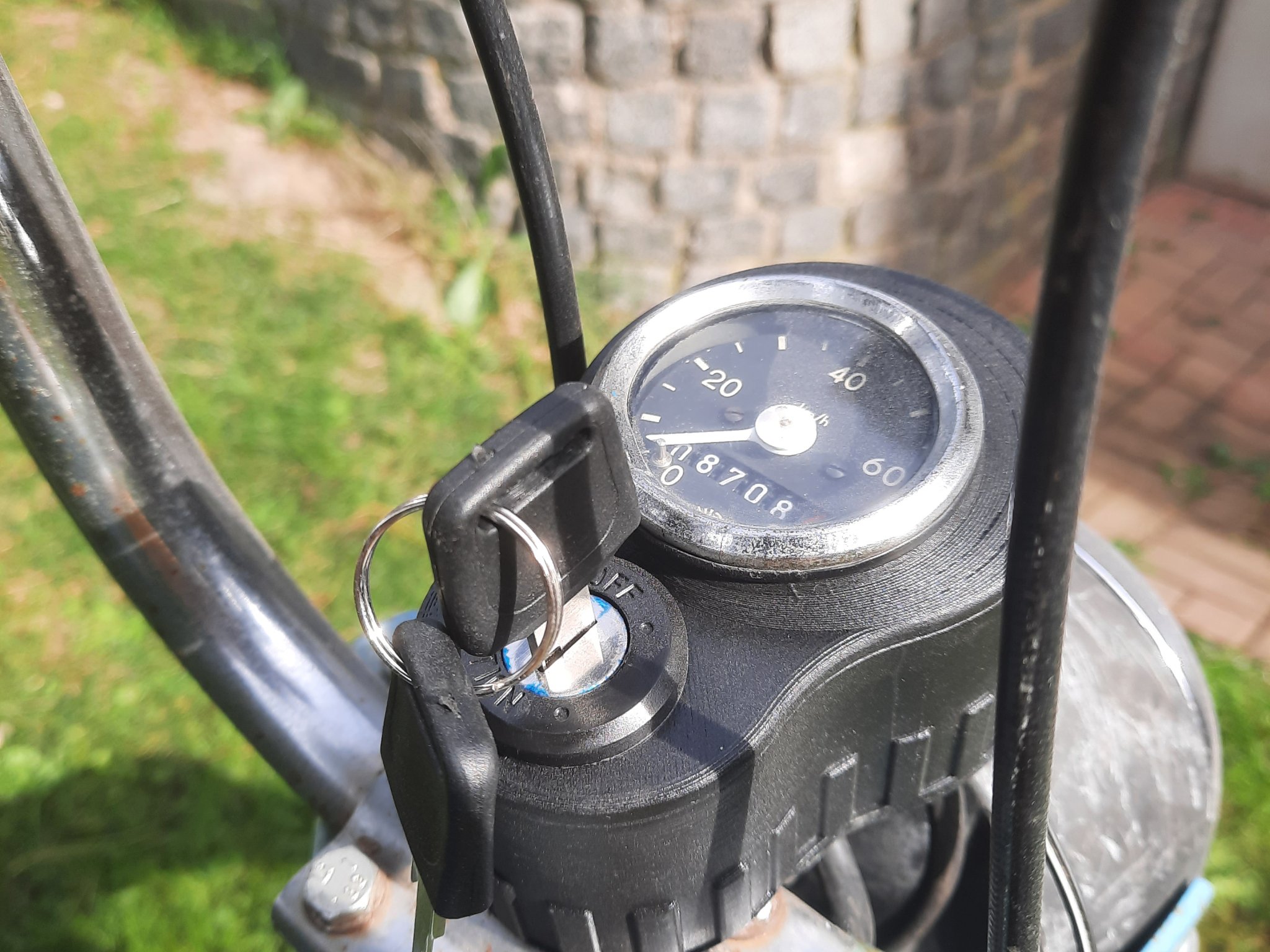 Kryt tachometru cho Babettu 210 với hộp điều khiển