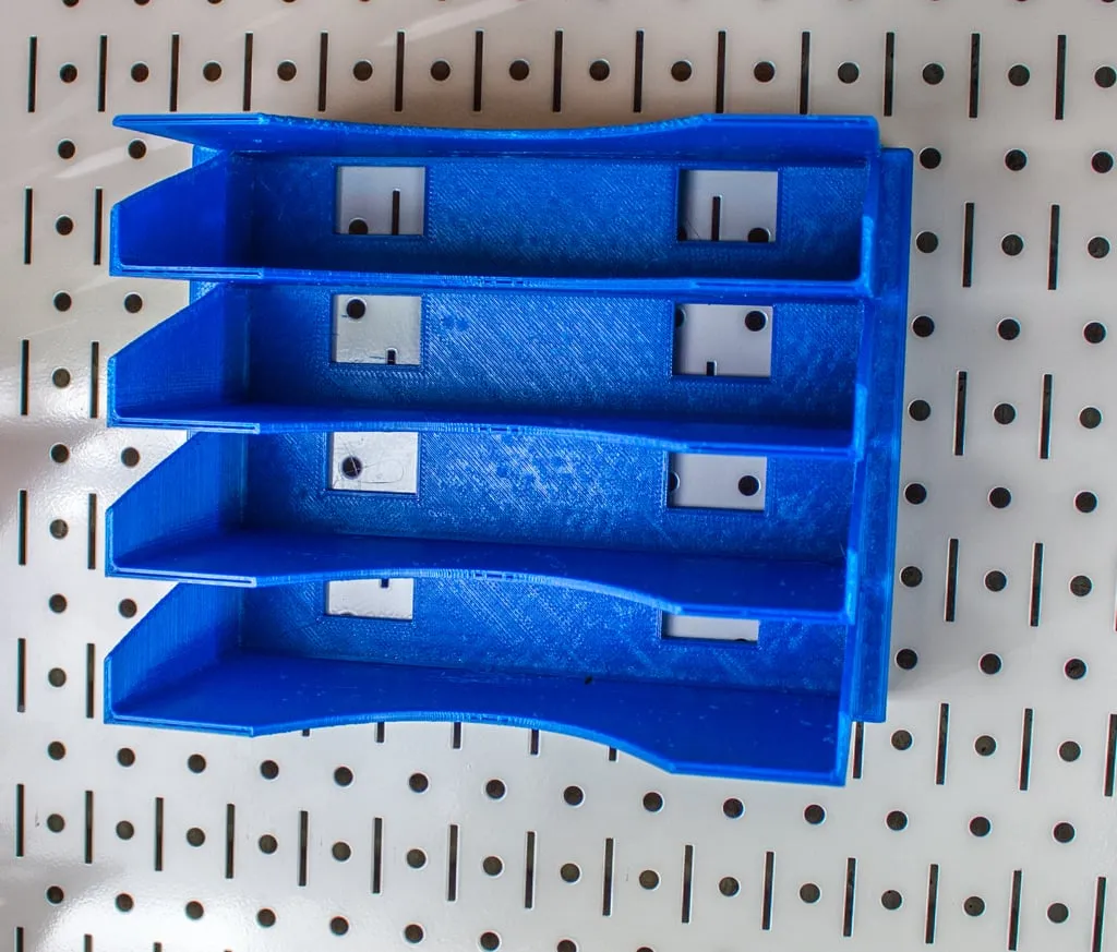 Giá đỡ lưu trữ phụ tùng Daiso tiện lợi và hiệu quả