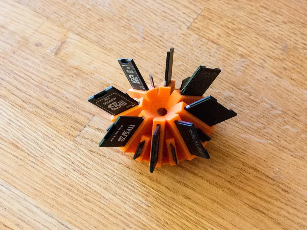 Giá đỡ thẻ SD thiết kế nút gọn gàng cho bàn làm việc