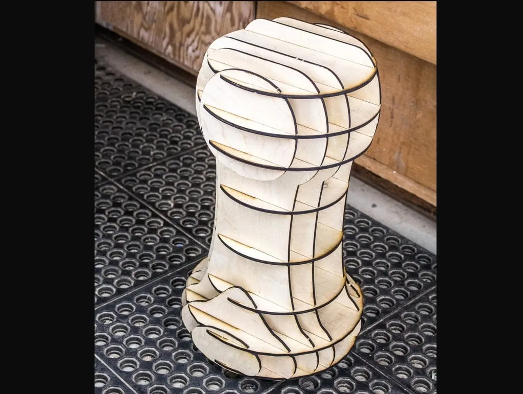 Ghế đẩu Toadstool nhẹ và chắc chắn cho không gian sáng tạo