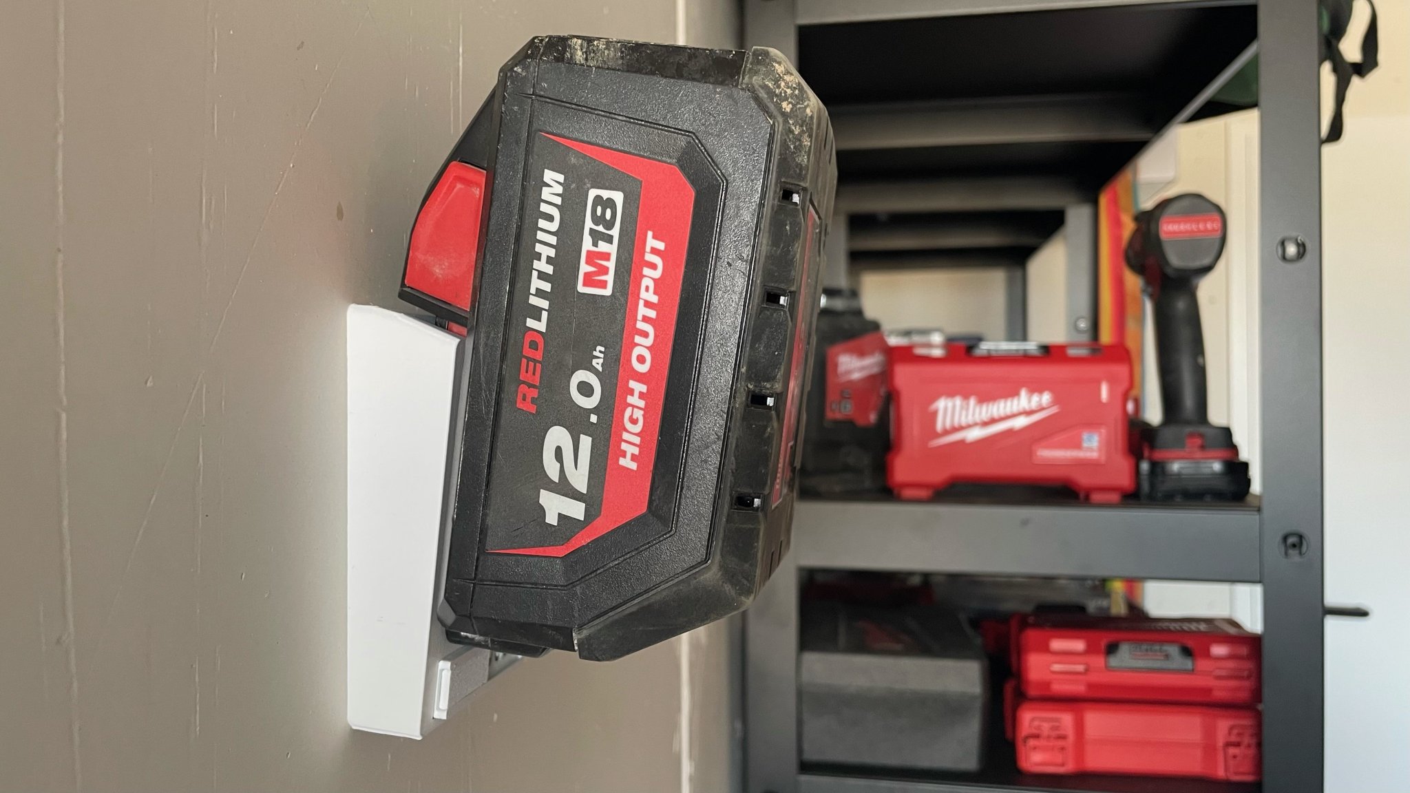 Giá đỡ pin Milwaukee M18 cho xe hơi và tường