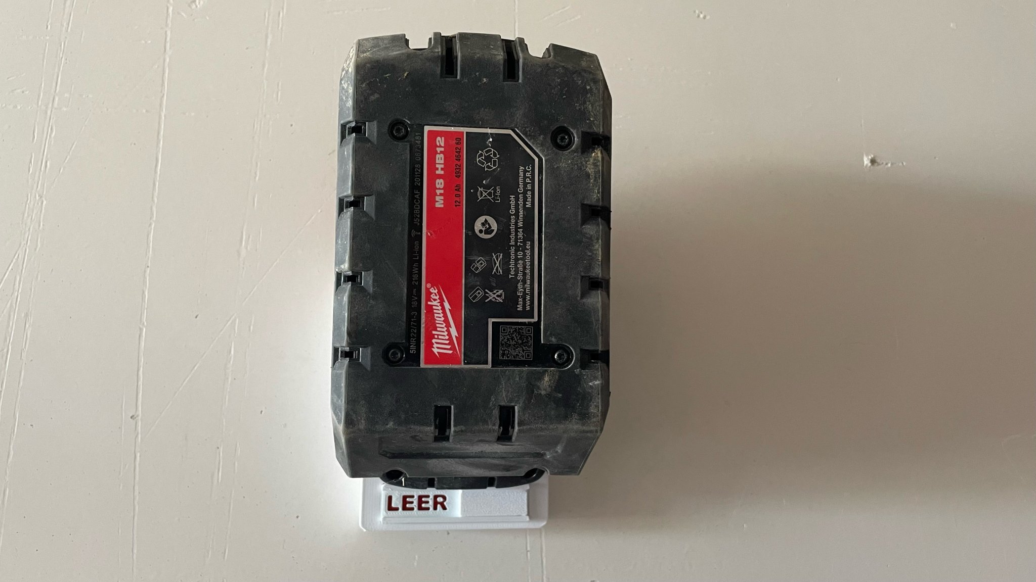 Giá đỡ pin Milwaukee M18 cho xe hơi và tường