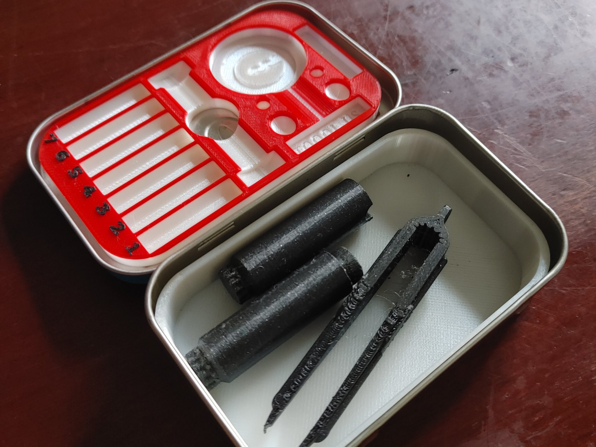 Khay ghim khóa và phụ kiện để trong hộp Altoids