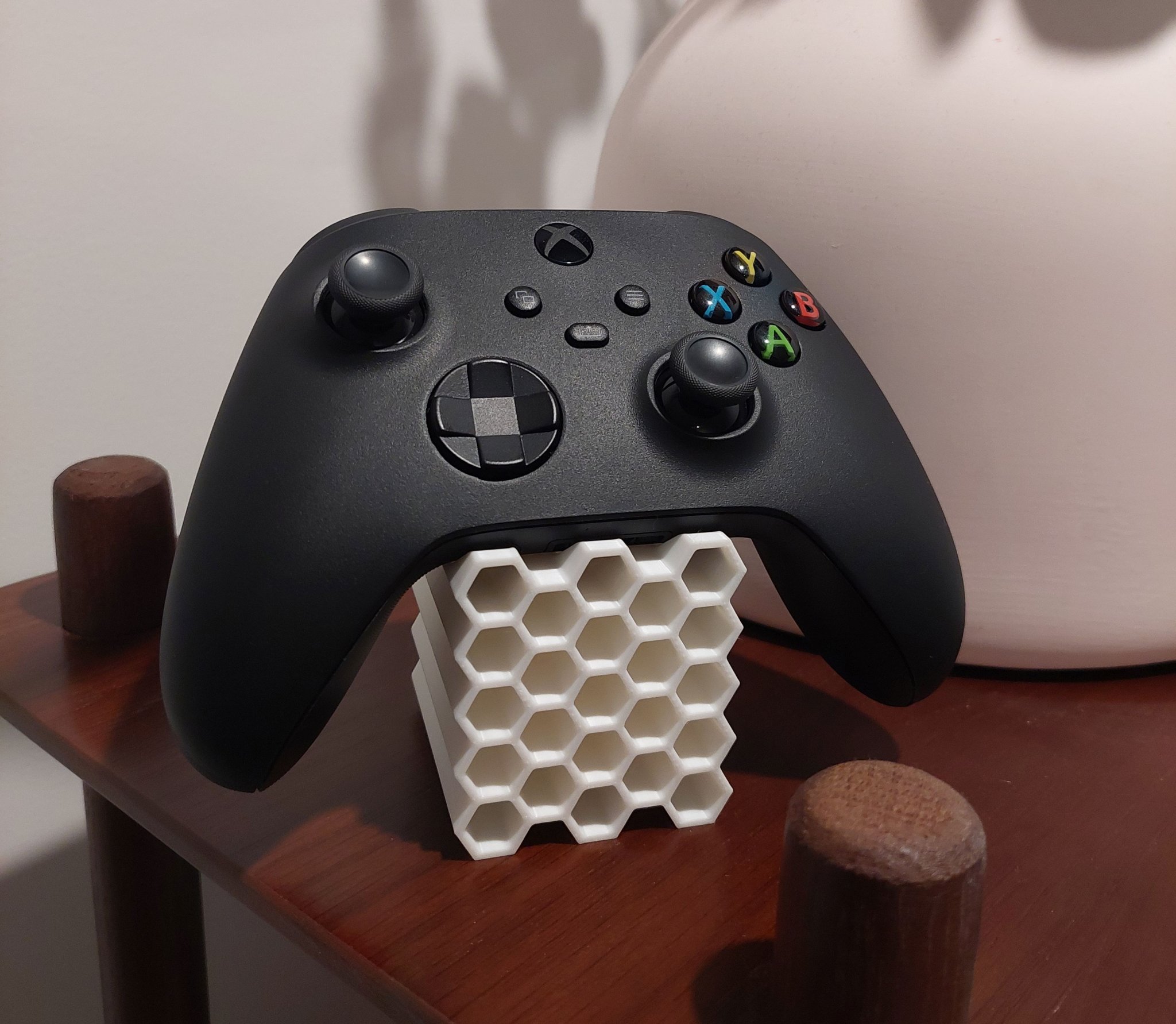 Giá đỡ điều khiển Xbox hình tổ ong